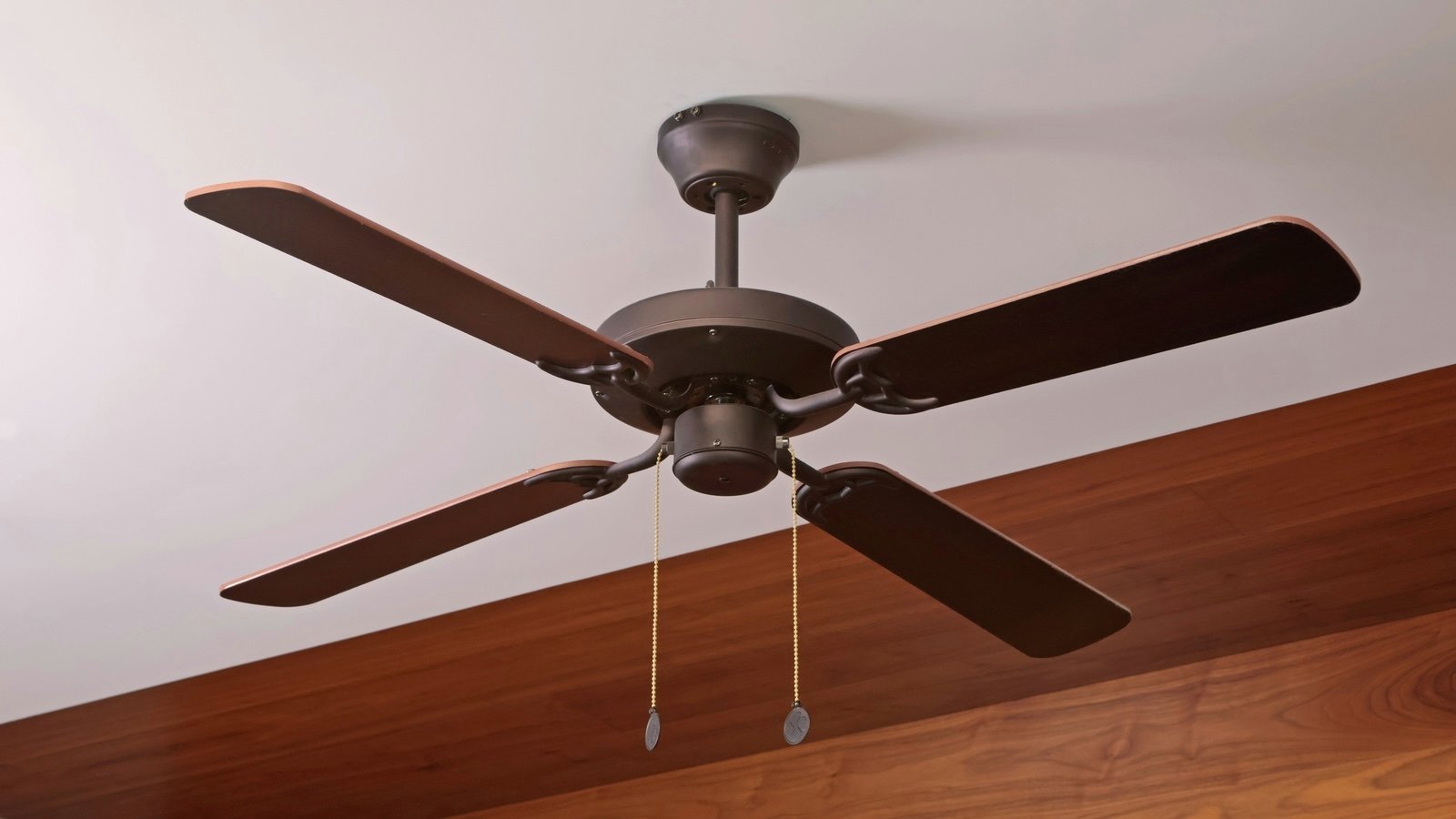 Ventilateur sur pied, colonne ou de plafond, il en existe des multitudes. ©CartoonFotoVid / Shutterstock
