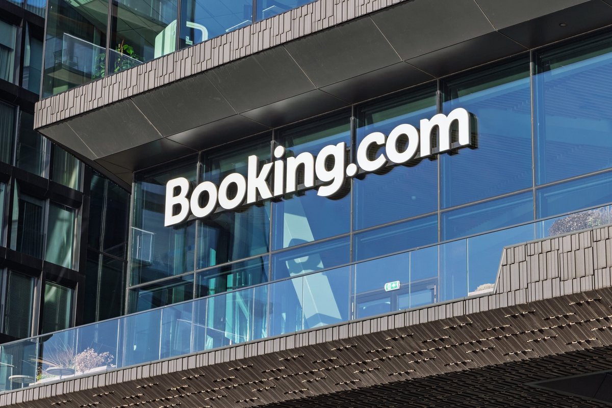 La plateforme Booking.com revoit ses clauses contractuelles suite à l'enquête sur des pratiques restrictives. © PixelBiss / Shutterstock