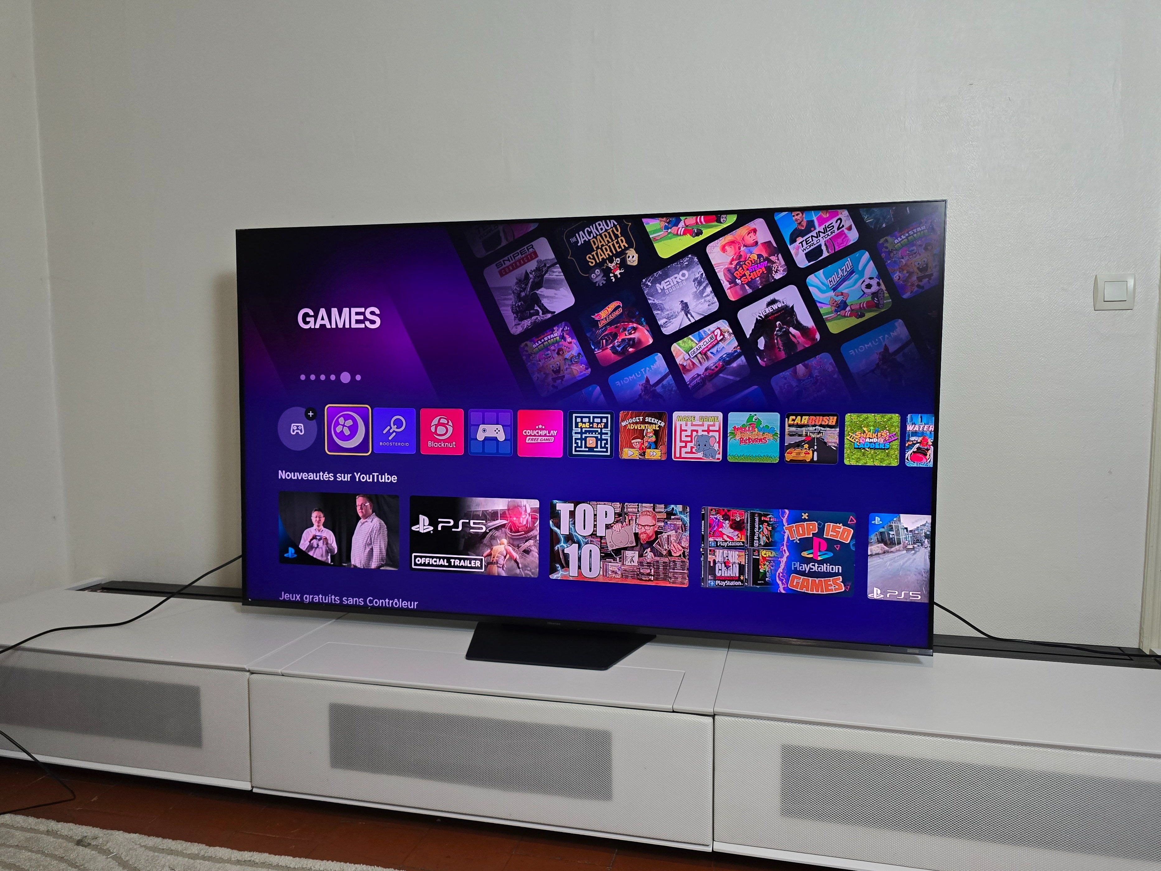 L'Hisense UR9S et son affichage RGB-MiniLED, lors de notre test. © Matthieu Legouge