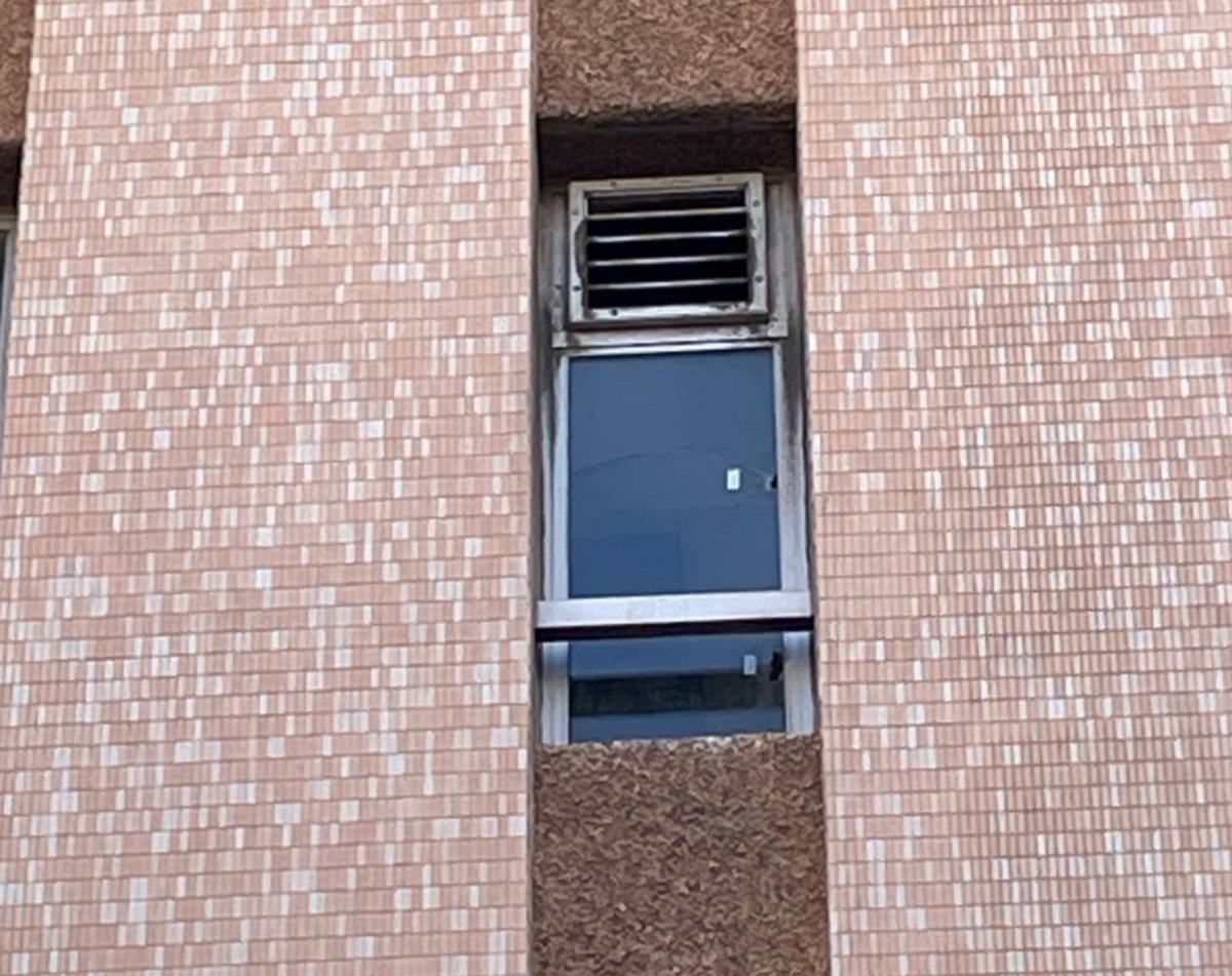 Un autre impact de balle, toujours sur la façade et en direction des bureaux d'Orange. © Cliché envoyé par la CFE-CGC Orange