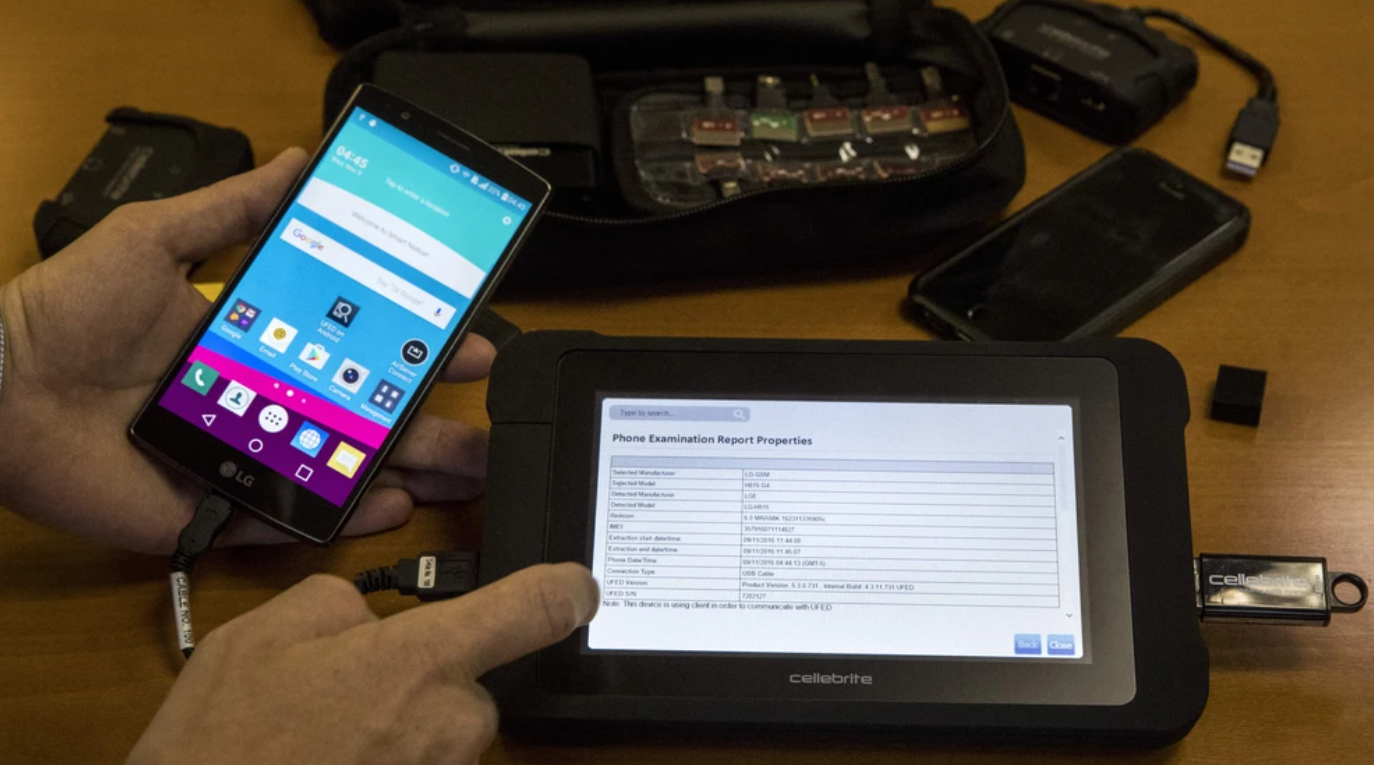 Un utilisateur de Cellebrite en action © Jack Guez/AFP via GETTY IMAGES