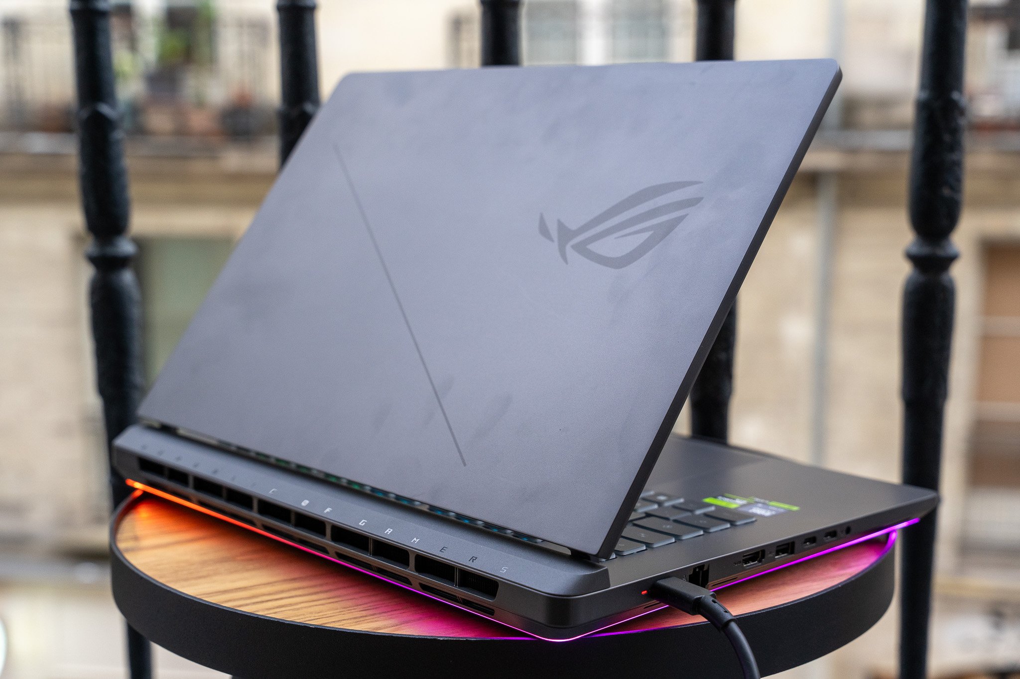 Le portable Asus Rog Strix G16 2025 vu de dos. ©Nathan Le Gohlisse