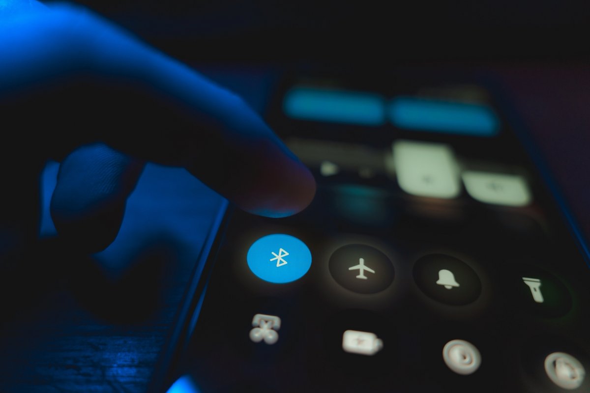 Trois failles Bluetooth peuvent transformer vos écouteurs en micros espions : des millions d’appareils concernés. © Rokas Tenys / Shutterstock