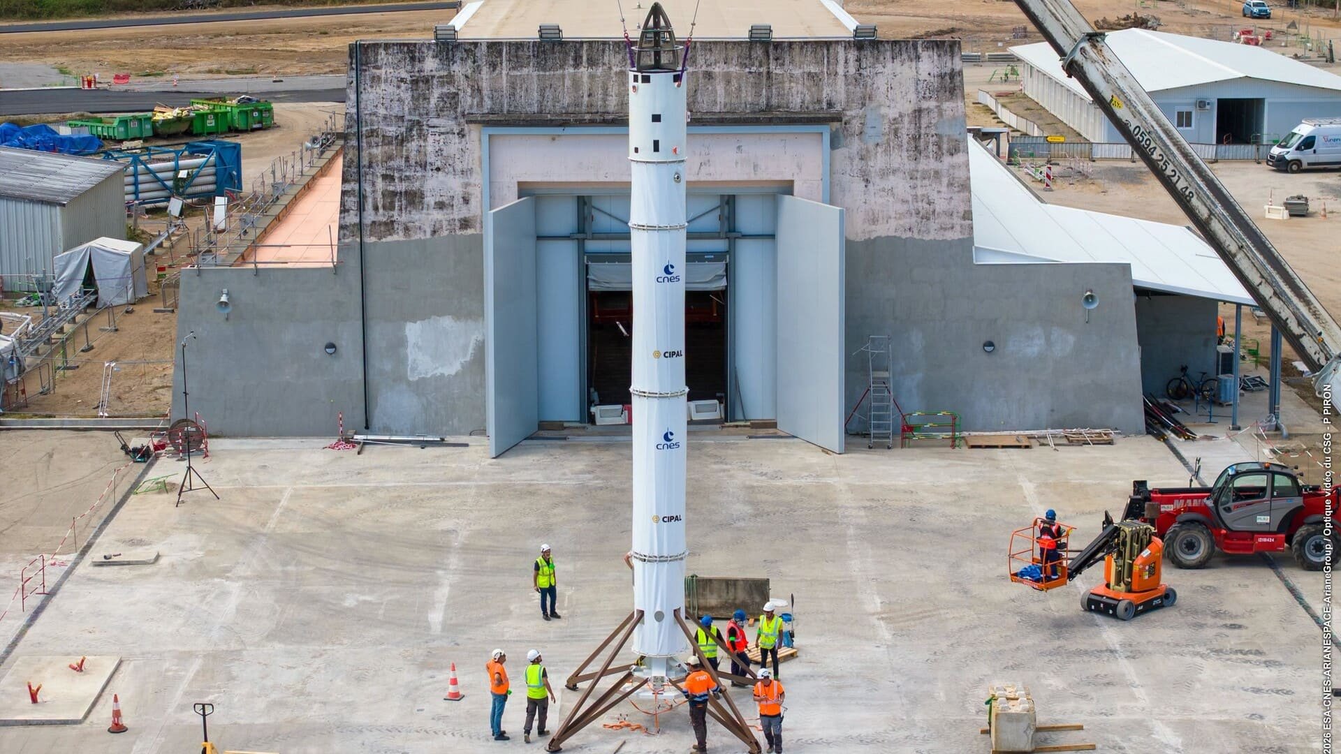 Fabriquée par la PME française CIPAL, la réplique grandeur nature de Callisto reproduit fidèlement la silhouette du futur démonstrateur. © CNES / ESA / Arianespace