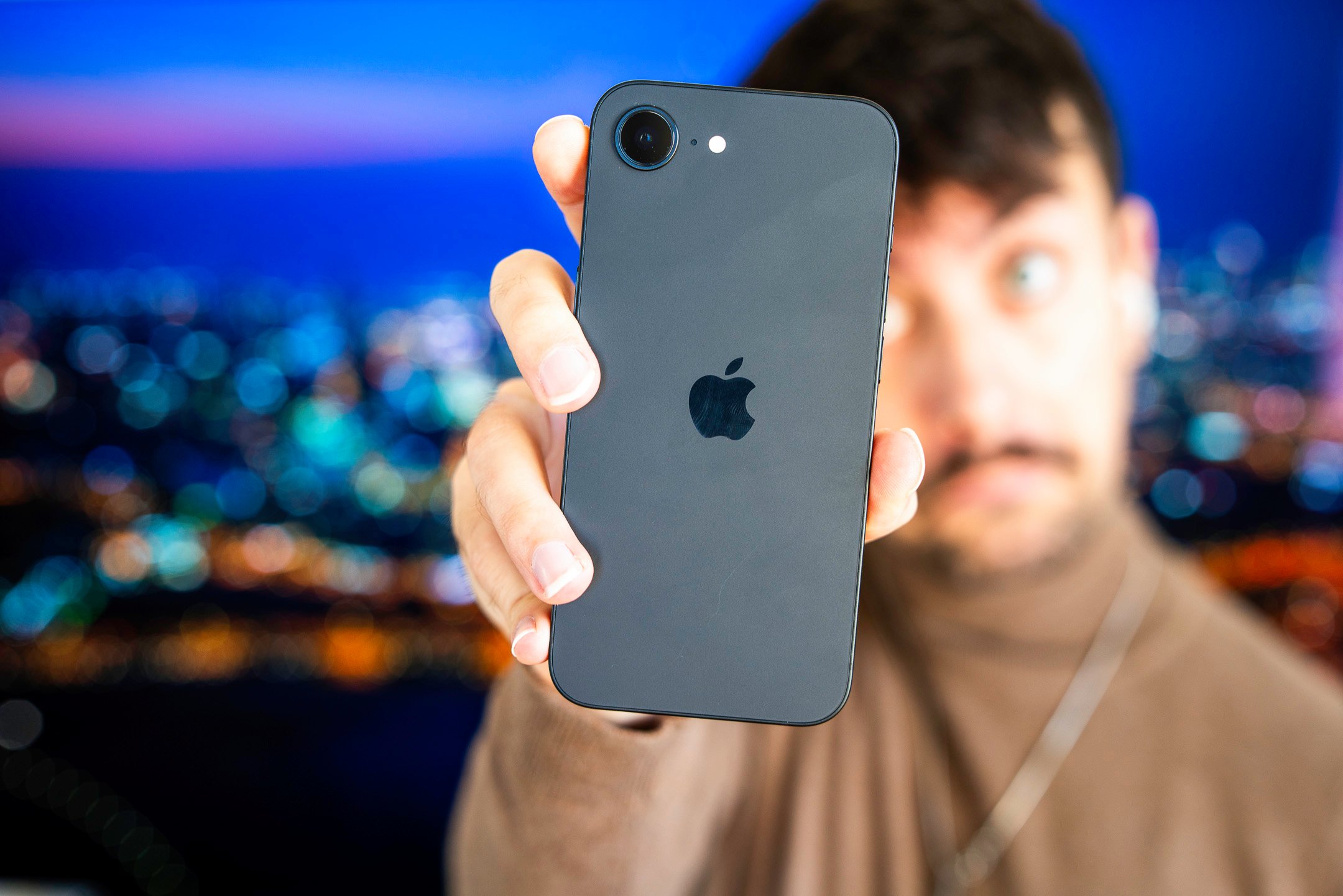 Apple préparerait un iPhone 17e nettement plus « économique » dans ses choix techniques, afin de rendre le modèle 17 beaucoup plus attractif à configuration et prix voisins. © Pierre Crochart pour Clubic.com