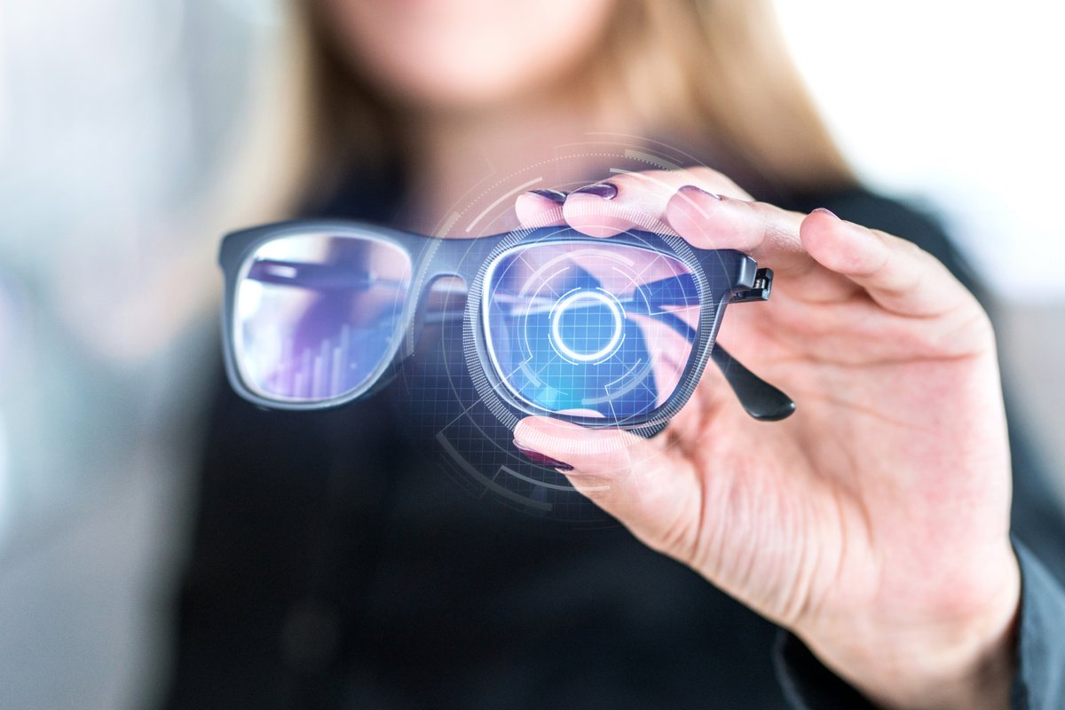 Vision d'artiste de lunettes de réalité augmentée. ©Tero Vesalainen / Shutterstock