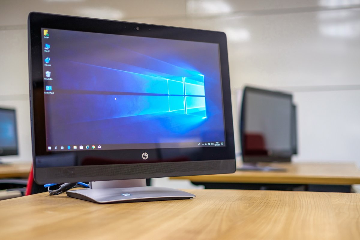 Contrairement au discours alarmiste de certains médias généralistes, les administrations disposent de nombreuses solutions techniques pour surmonter la fin du support de Windows 10. ©Thannaree Deepul / Shutterstock