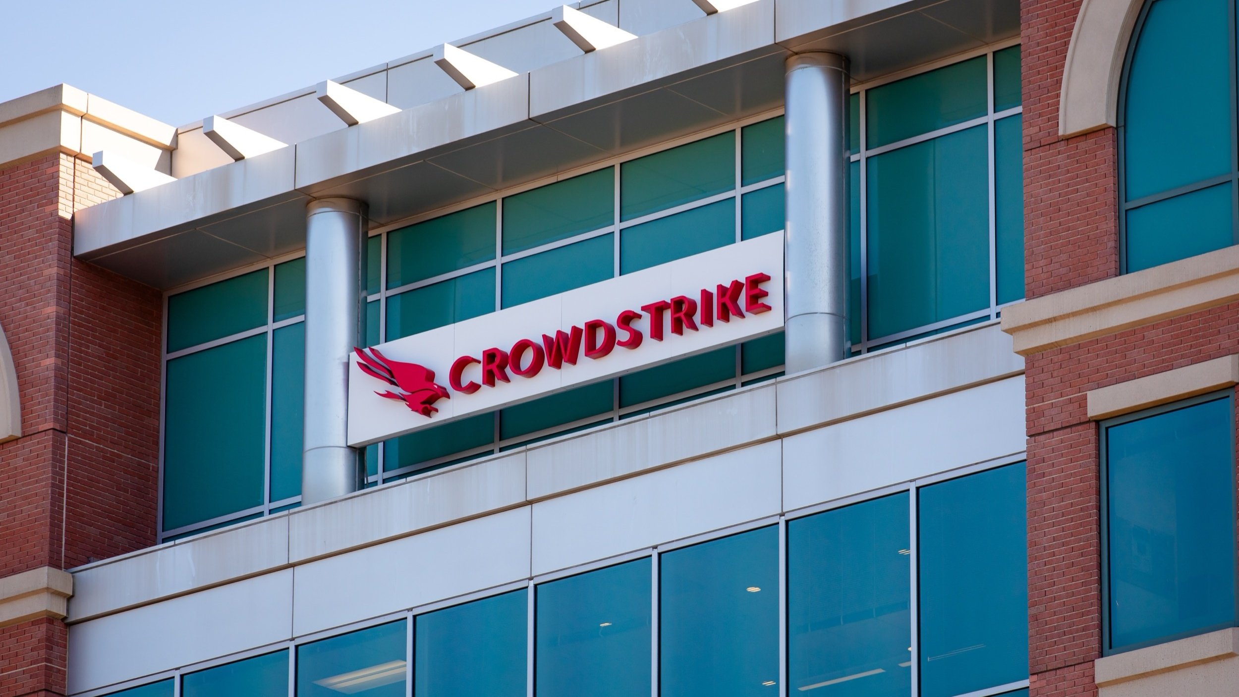 Pour le PDG de CrowdStrike, il est déjà trop tard pour ralentir l’IA face aux cybermenaces. Pour le PDG de CrowdStrike, il est déjà trop tard pour ralentir l’IA face aux cybermenace. © bluestork / Shutterstock