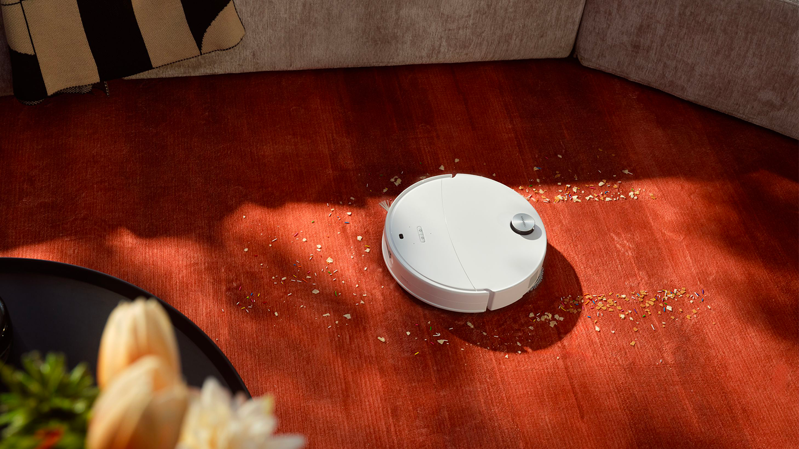 Le robot adapte son comportement aux tapis en détachant automatiquement les serpillières en mode aspiration pour les garder au sec ©Roborock