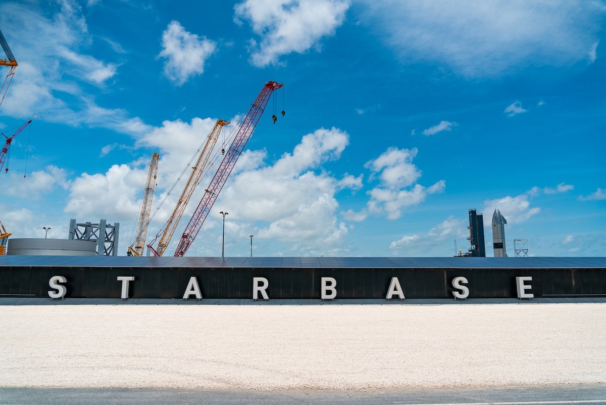 Plusieurs grues situées dans le complexe industriel Starbase de SpaceX. ©Roschetzky Photography / Shutterstock
