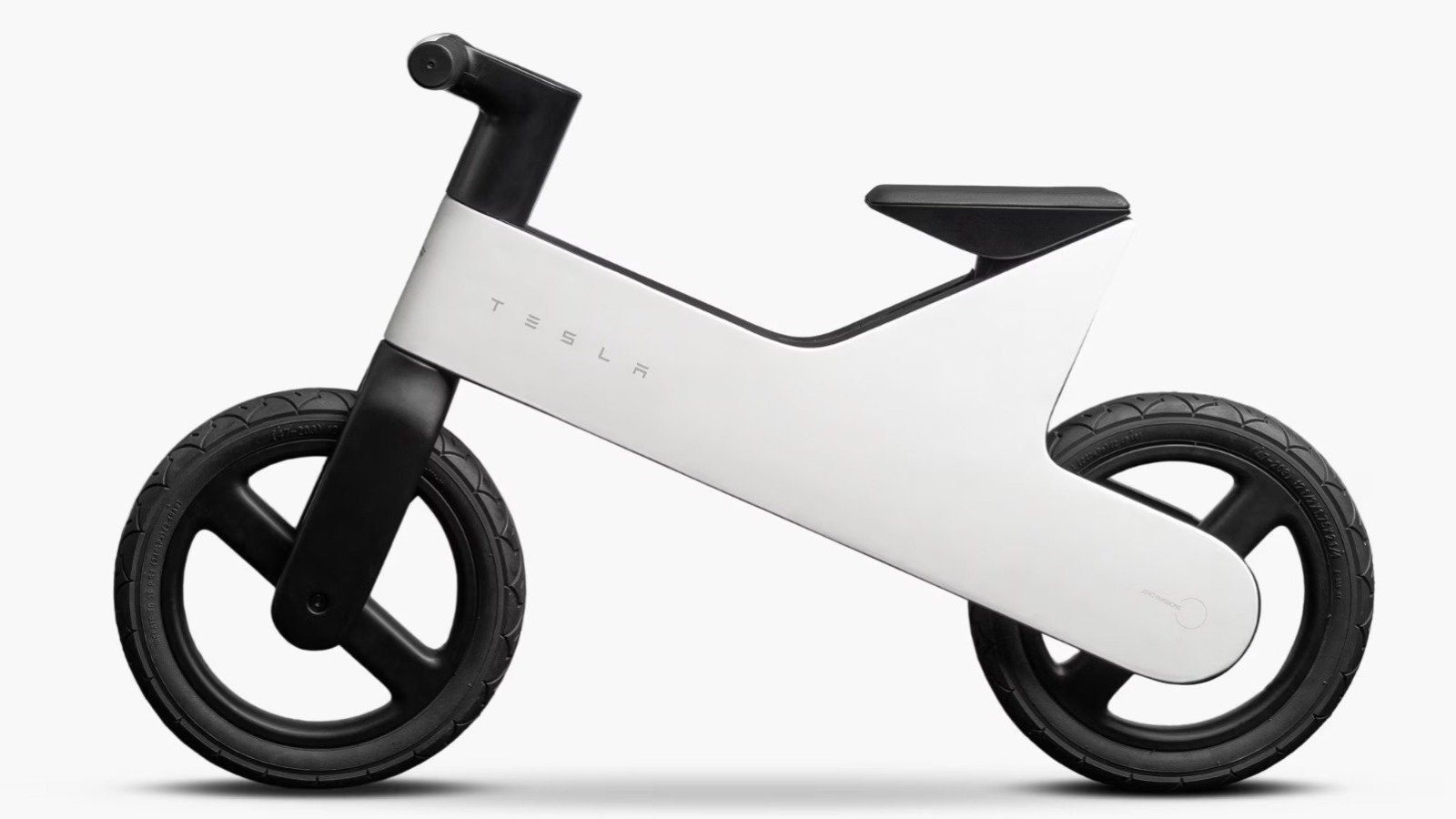 Le vélo roule uniquement grâce à la seule force des jambes de l'enfant, sans moteur ni frein - ©Tesla