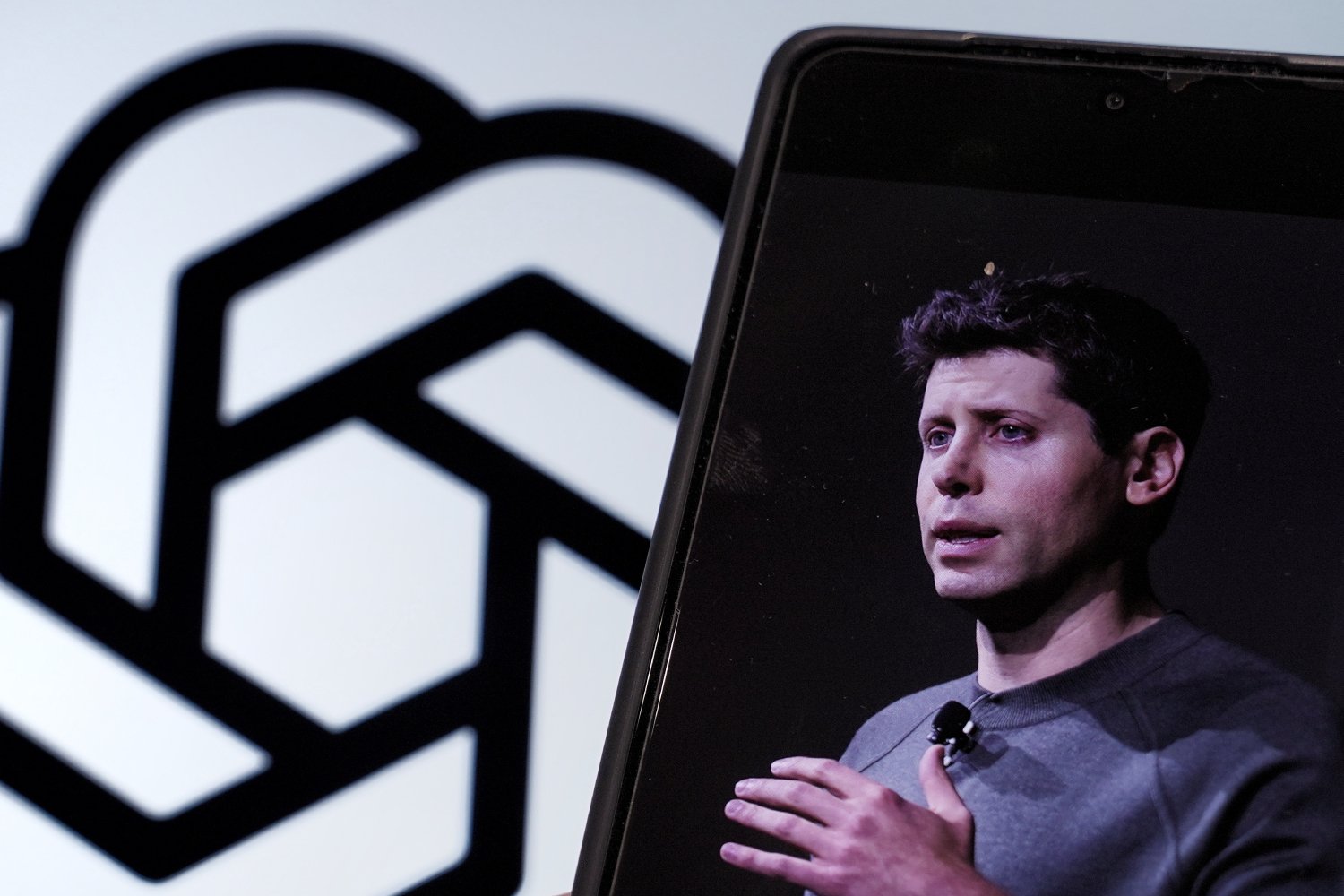 Sam Altman et le logo de ChatGPT. ©DIA TV / Shutterstock