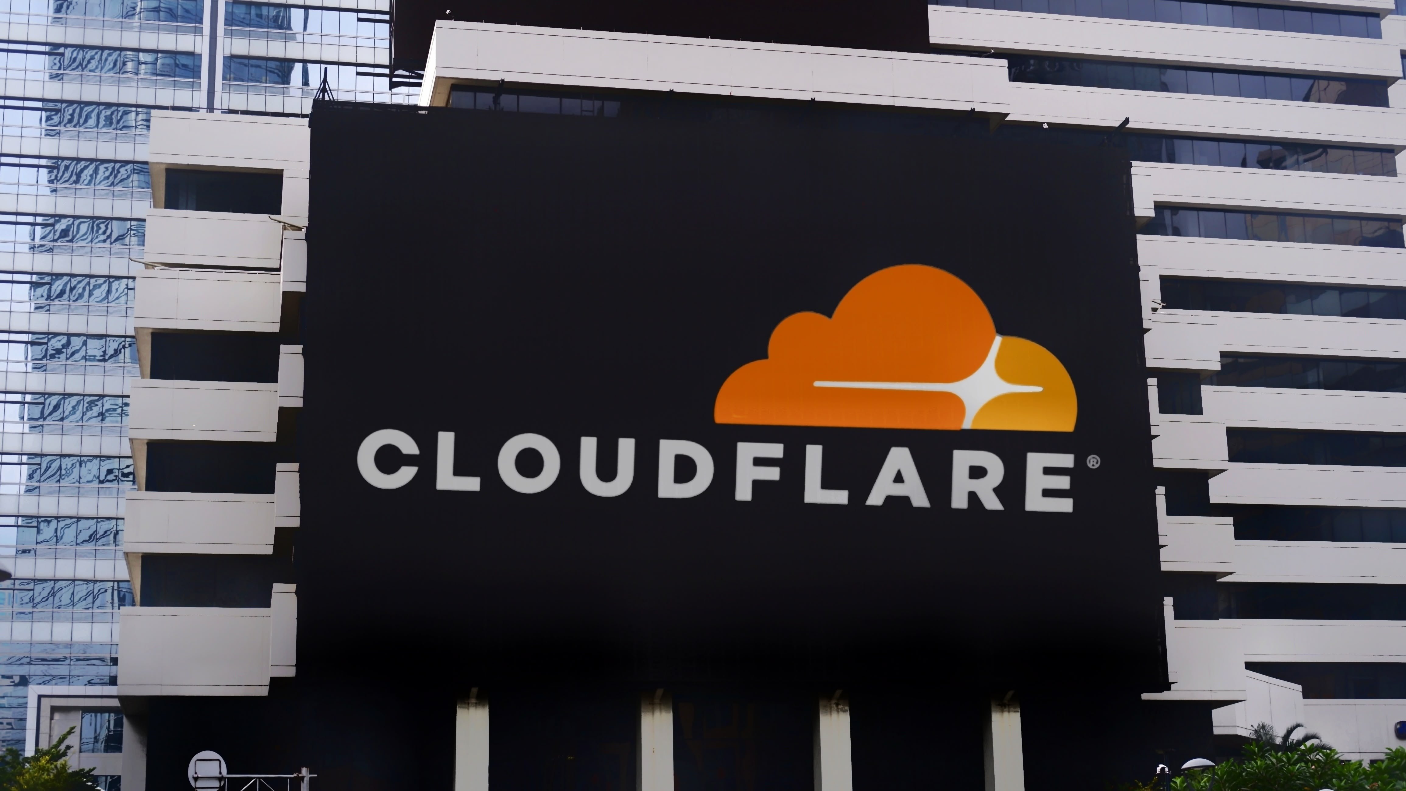 Historiquement, Microsoft et Cloudflare avaient déjà coopéré sur la qualité d’exploration et la gestion des bots, préfigurant ces enjeux de découverte et de contrôle. © Shutterstock