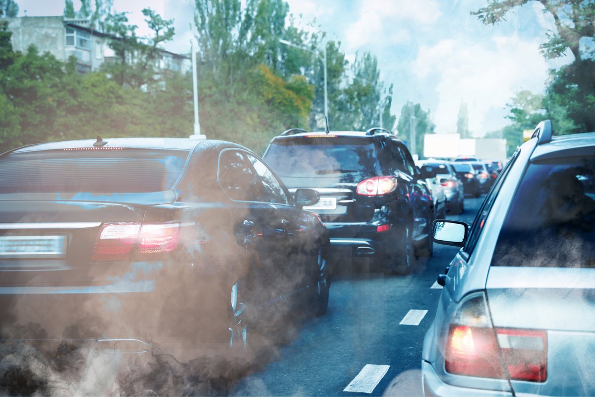 Des voitures thermiques émettent des fumées polluantes. ©New Africa / Shutterstock