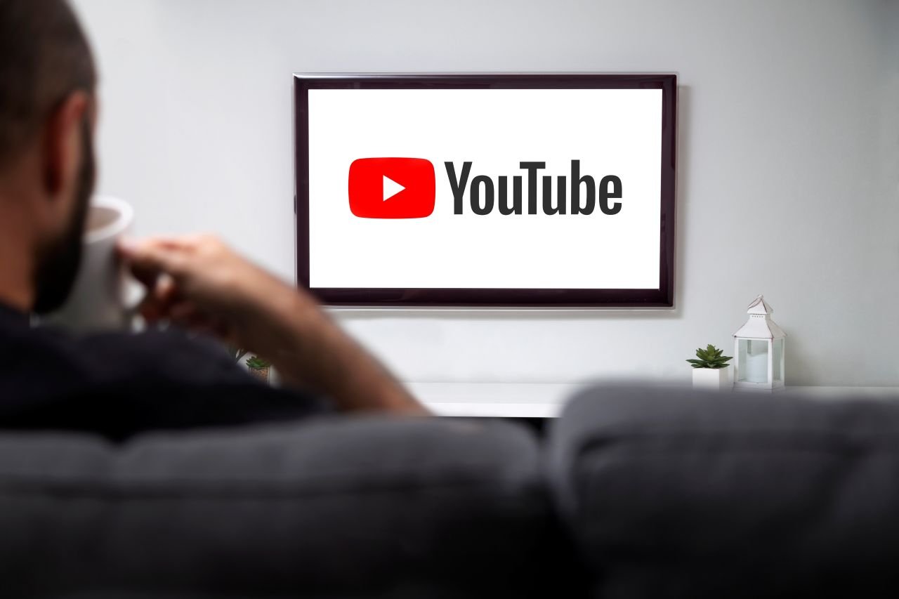 Pendant une vidéo YouTube, vous pouvez parler via votre télécommande à l'IA, elle vous répond sans stopper le visionnage - ©Alex Photo Stock / Shutterstock
