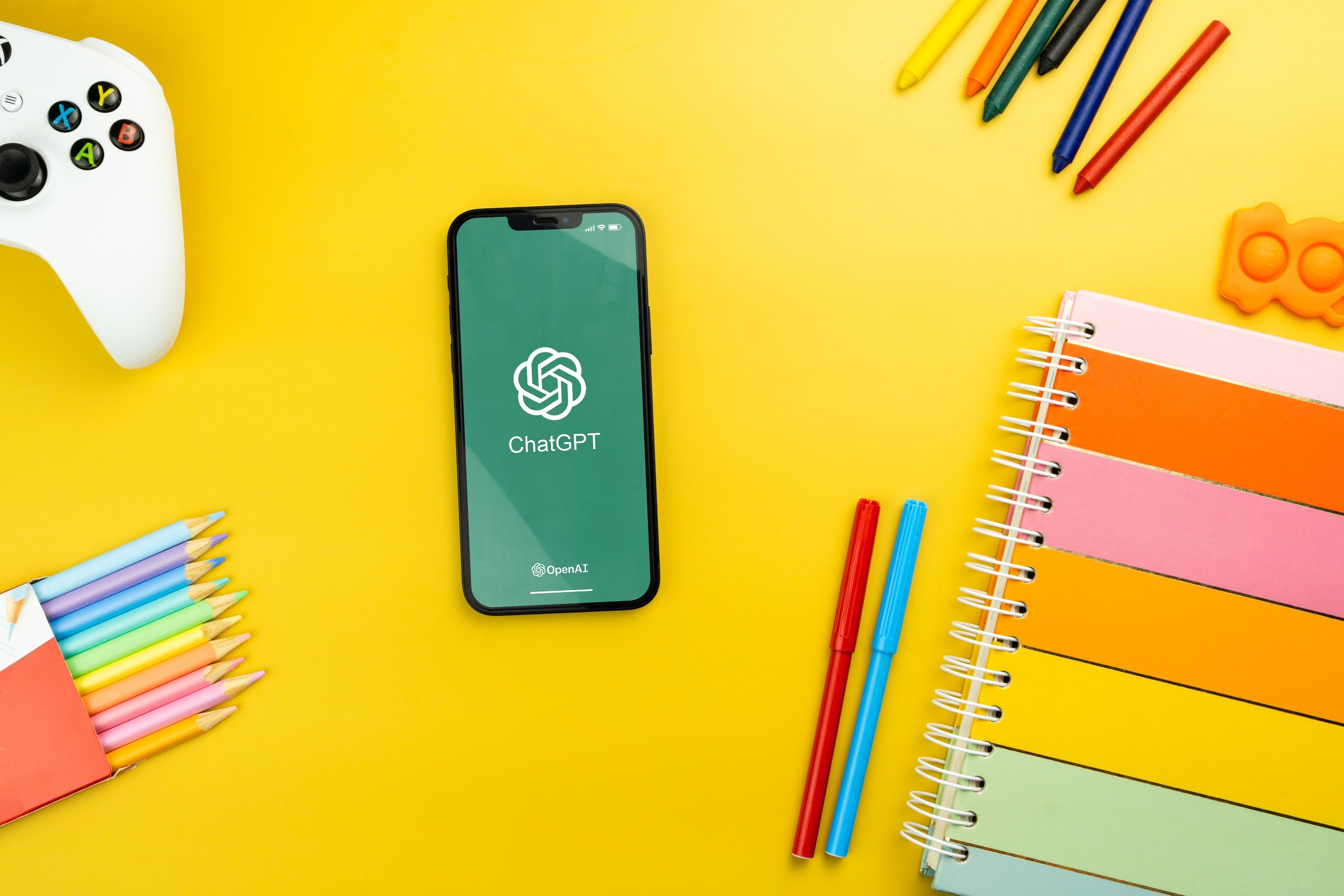 ChatGPT propose un nouveau mode plus éducatif pour accompagner les élèves dans leurs devoirs © Diego Thomazini / Shutterstock.com