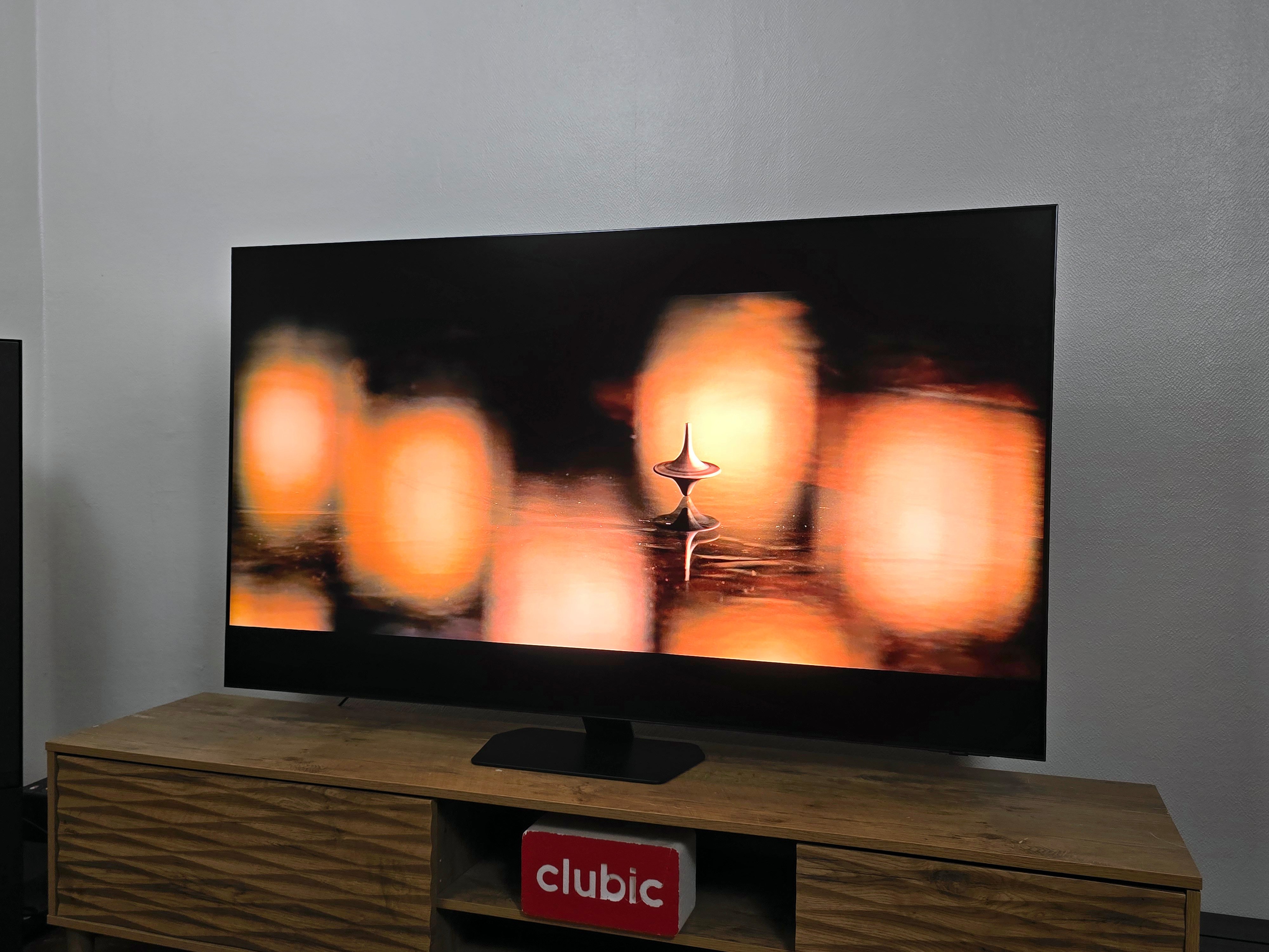 En accentuant artificiellement le mouvement, les téléviseurs modernes offrent une image d’une fluidité presque parfaite… mais au détriment du rythme propre à l'image cinématographique. © Matthieu Legouge