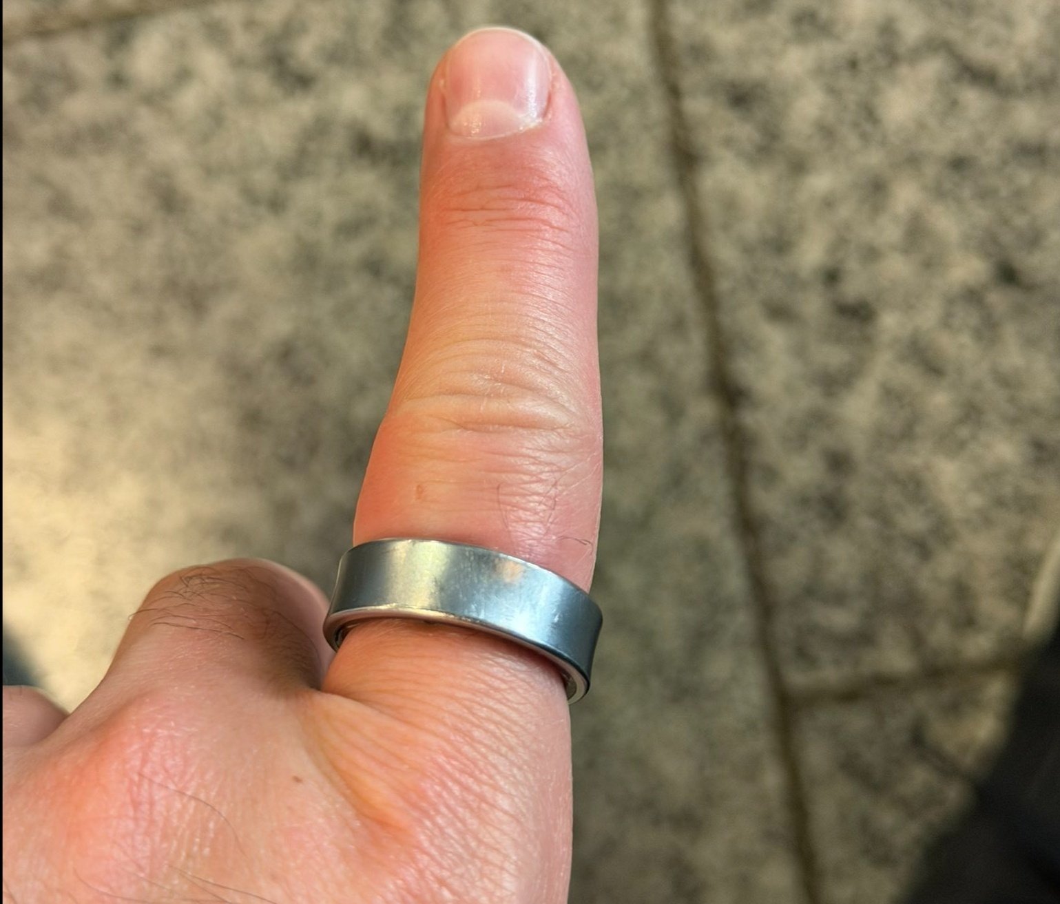 La Galaxy Ring fait l’actualité pour une mauvaise raison : une batterie aurait gonflé en plein voyage, transformant un accessoire santé en urgence médicale. © @ZONEofTECH/X