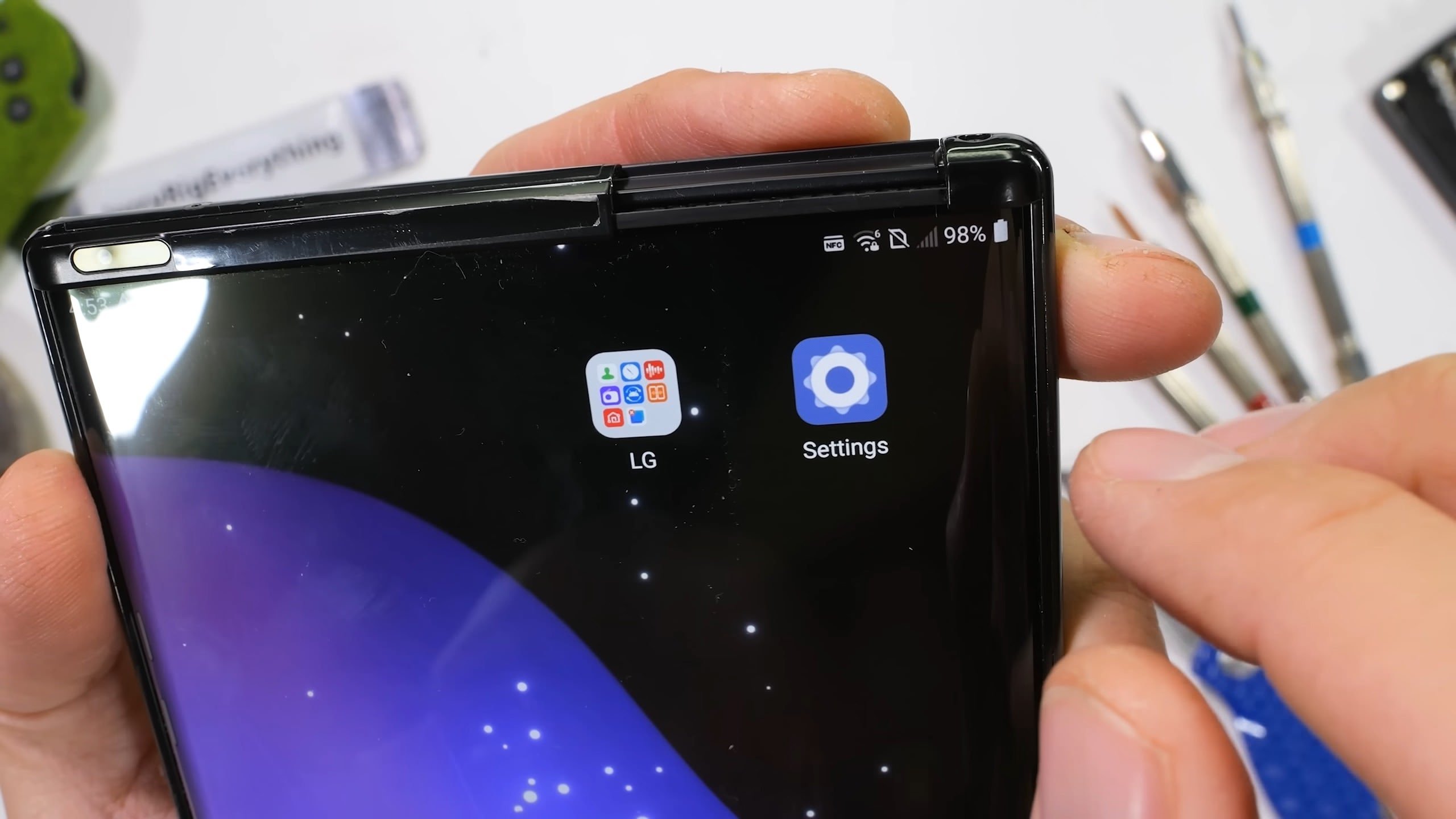 LG rollable - © JerryRigEverything