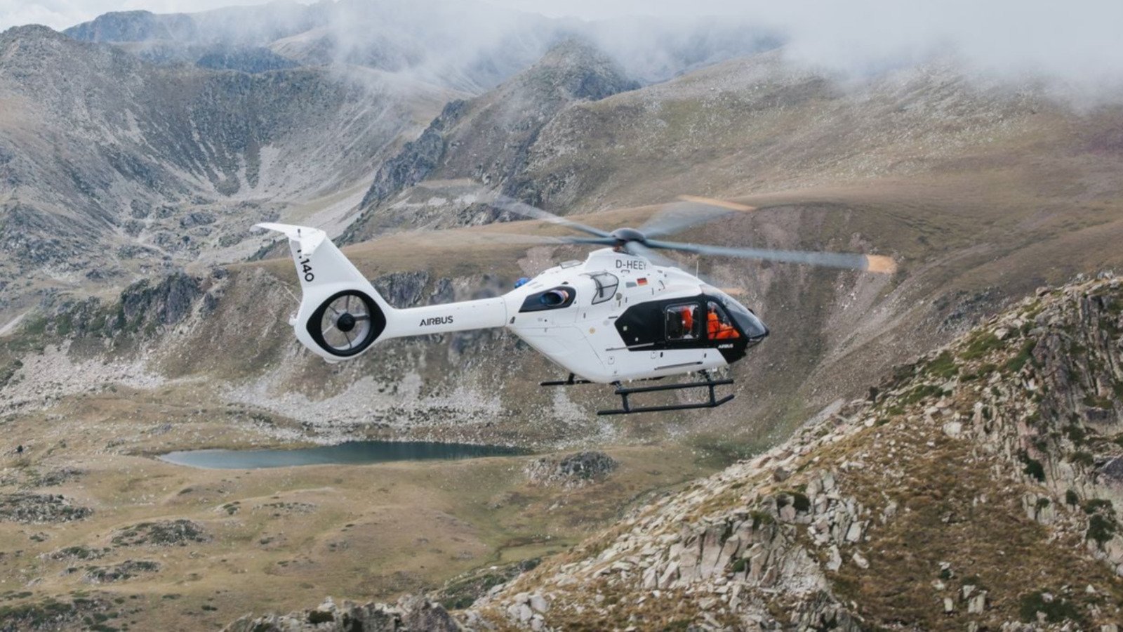 Un autre prototype de l’Airbus H140 en vol d’essai en haute montagne. Le programme compte aujourd’hui deux prototypes en vol, avant l’arrivée d’un troisième début 2027. © Airbus