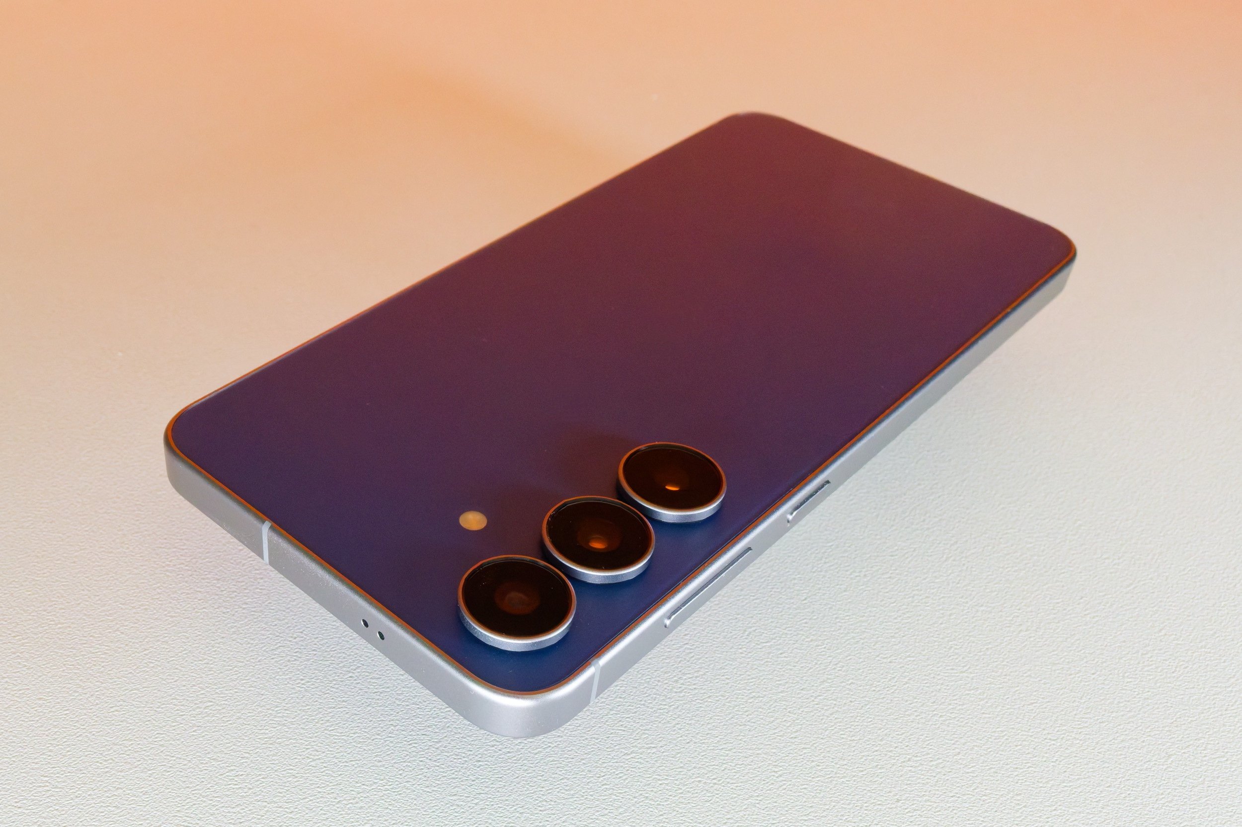 Le dos du Samsung Galaxy S25 FE et ses trois capteurs photographiques. ©Marc Mitrani pour Clubic