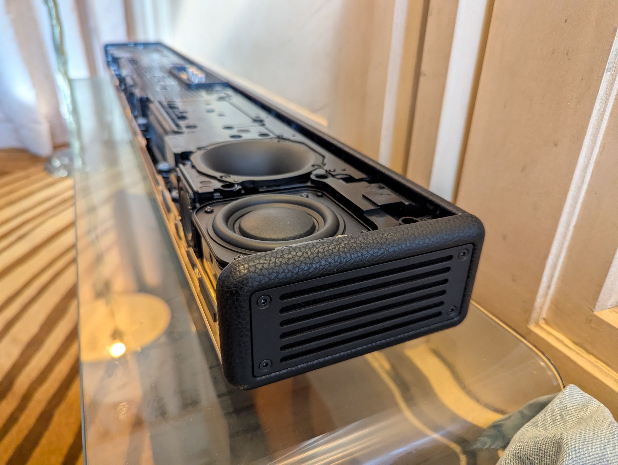 Certaines barres de son mettent le paquet pour obtenir des effets Atmos crédibles, comme c'est le cas de cette Marshall Heston 120. © Guillaume Fourcadier