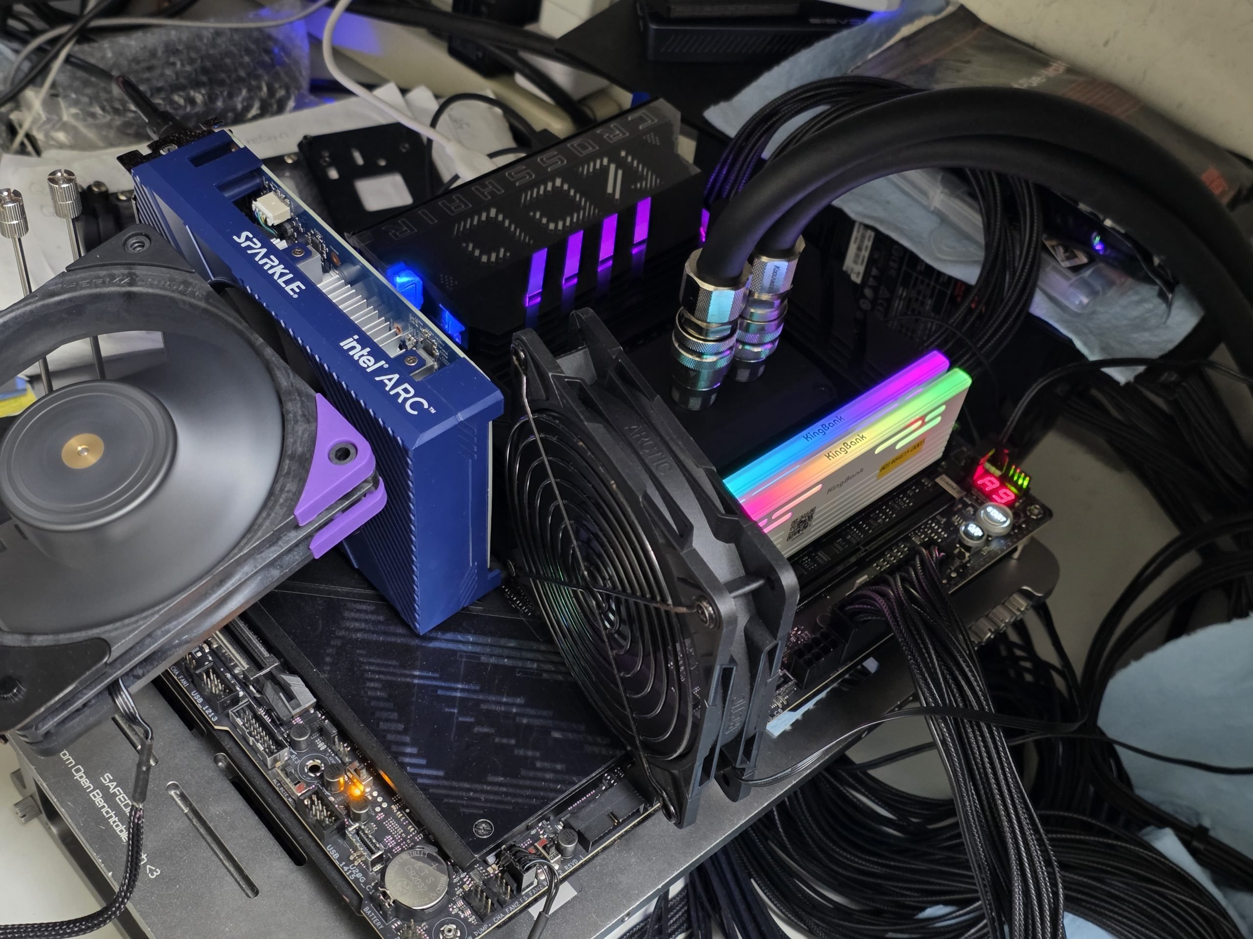 Les barrettes KingBank avec puces CXMT sont installées. © Wccftech