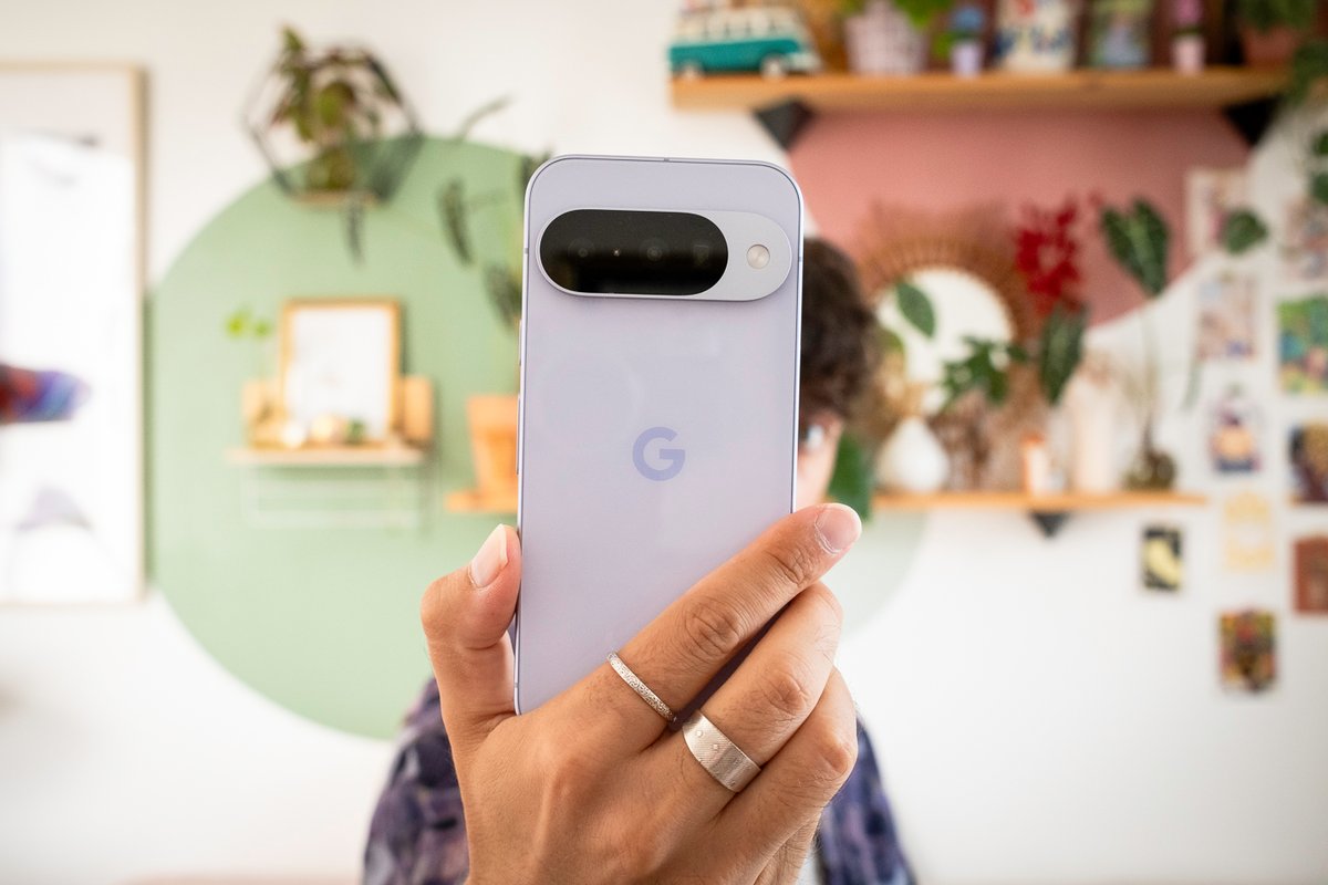 Le Pixel 10 reprend le design du Pixel 9, mais accueille un téléobjectif additionnel. © Pierre Crochart pour Clubic.com