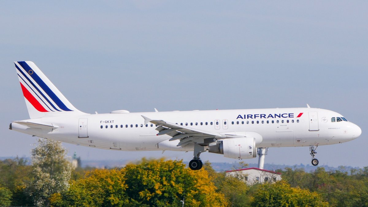 Un A320 atterrit à l'aéroport de Budapest. ©PeteConrad x Shutterstock