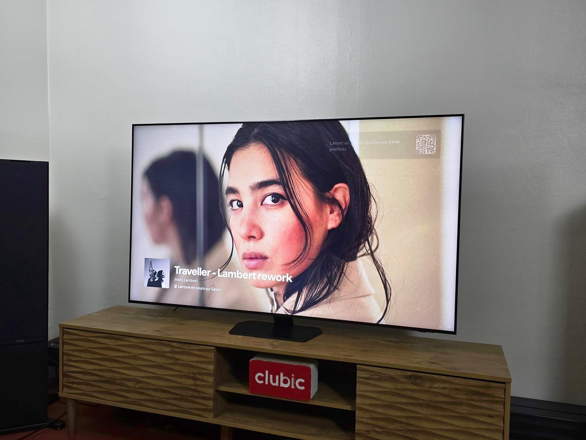 Le Samsung QN90F se positionne comme la formule premium de la marque en matière de TV MiniLED pour 2025. © Matthieu Legouge