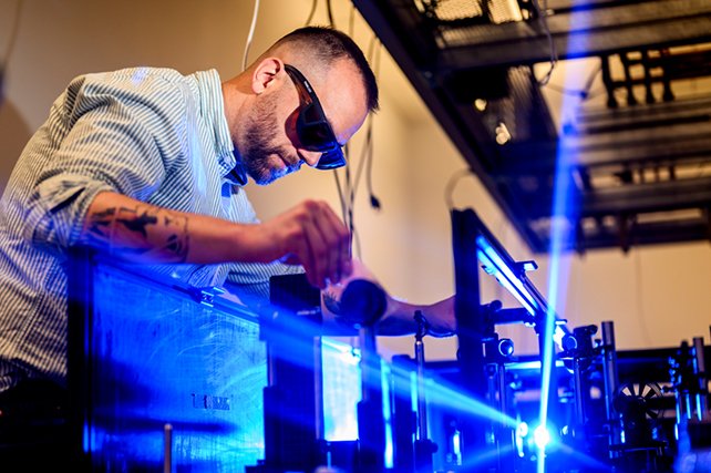 Vue d’une partie du dispositif optique utilisé pour contrôler les propriétés électroniques du matériau quantique. © Matthew Modoono / Northeastern University