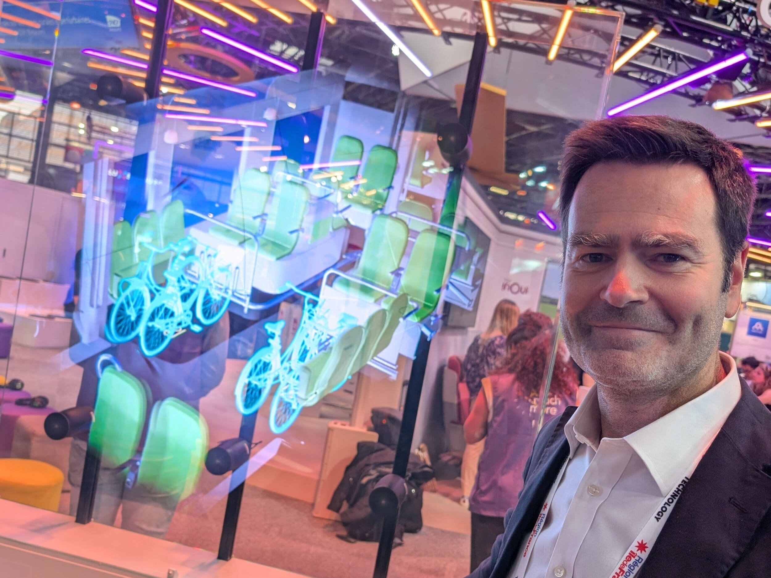 Jacques nous montre ici le compartiment à vélo du TELLi © Alexandre Boero / Clubic