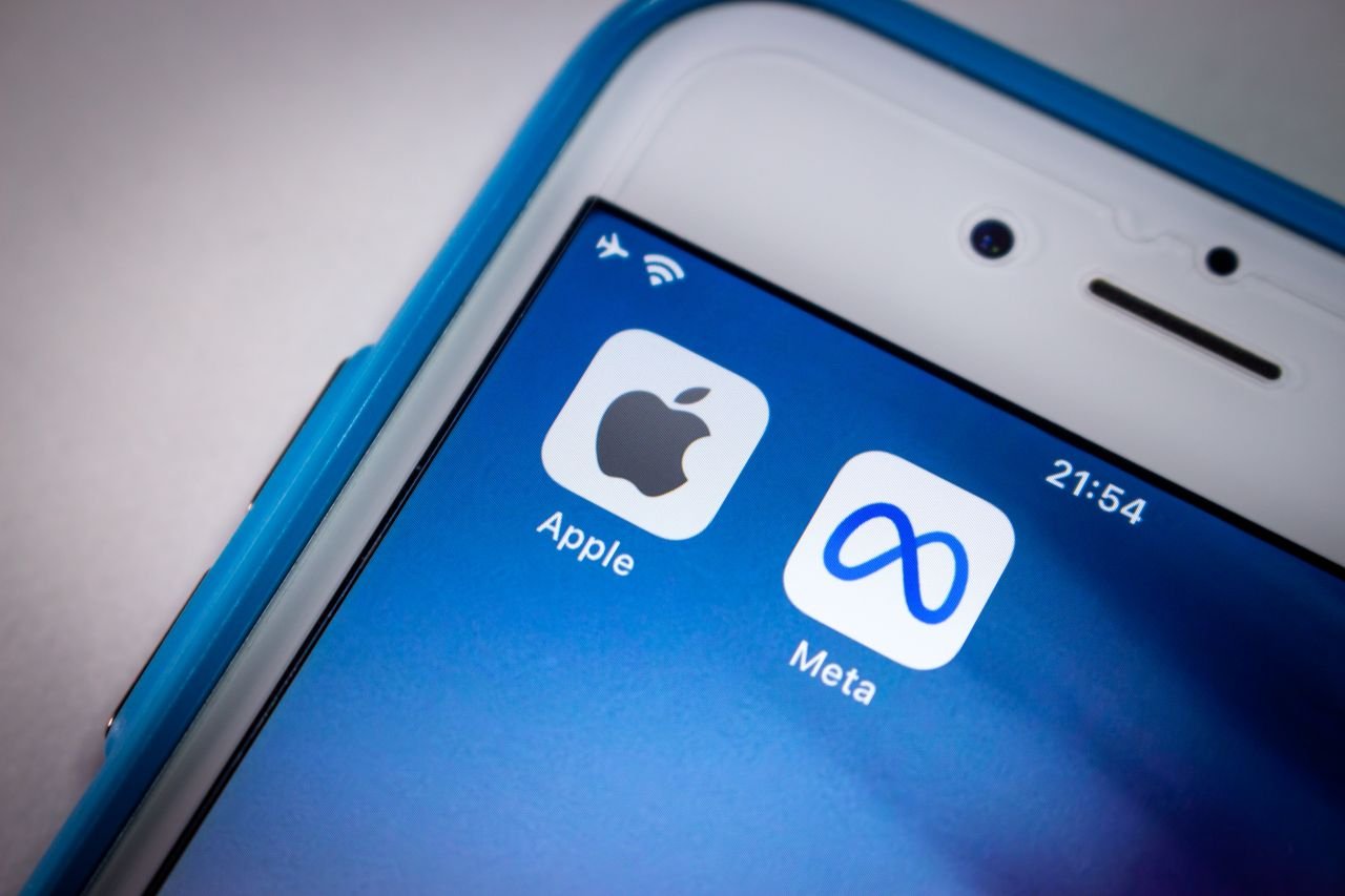 Les logos d'Apple et de Meta affichés côte à côte sur un smartphone © Koshiro K / Shutterstock