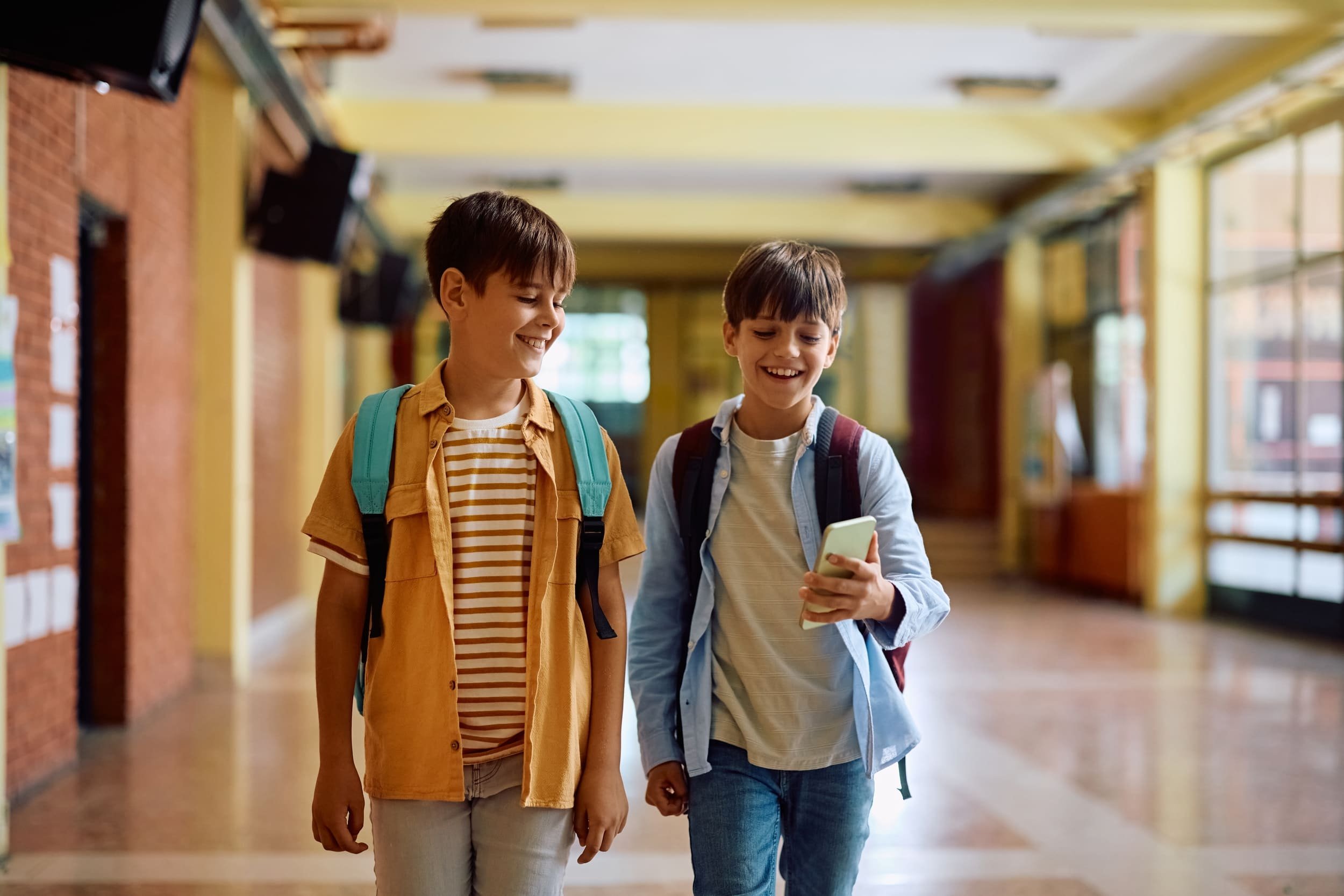 Le premier smartphone au collège devient aussi incontournable que la trousse et les cahiers © Drazen Zigic / Shutterstock