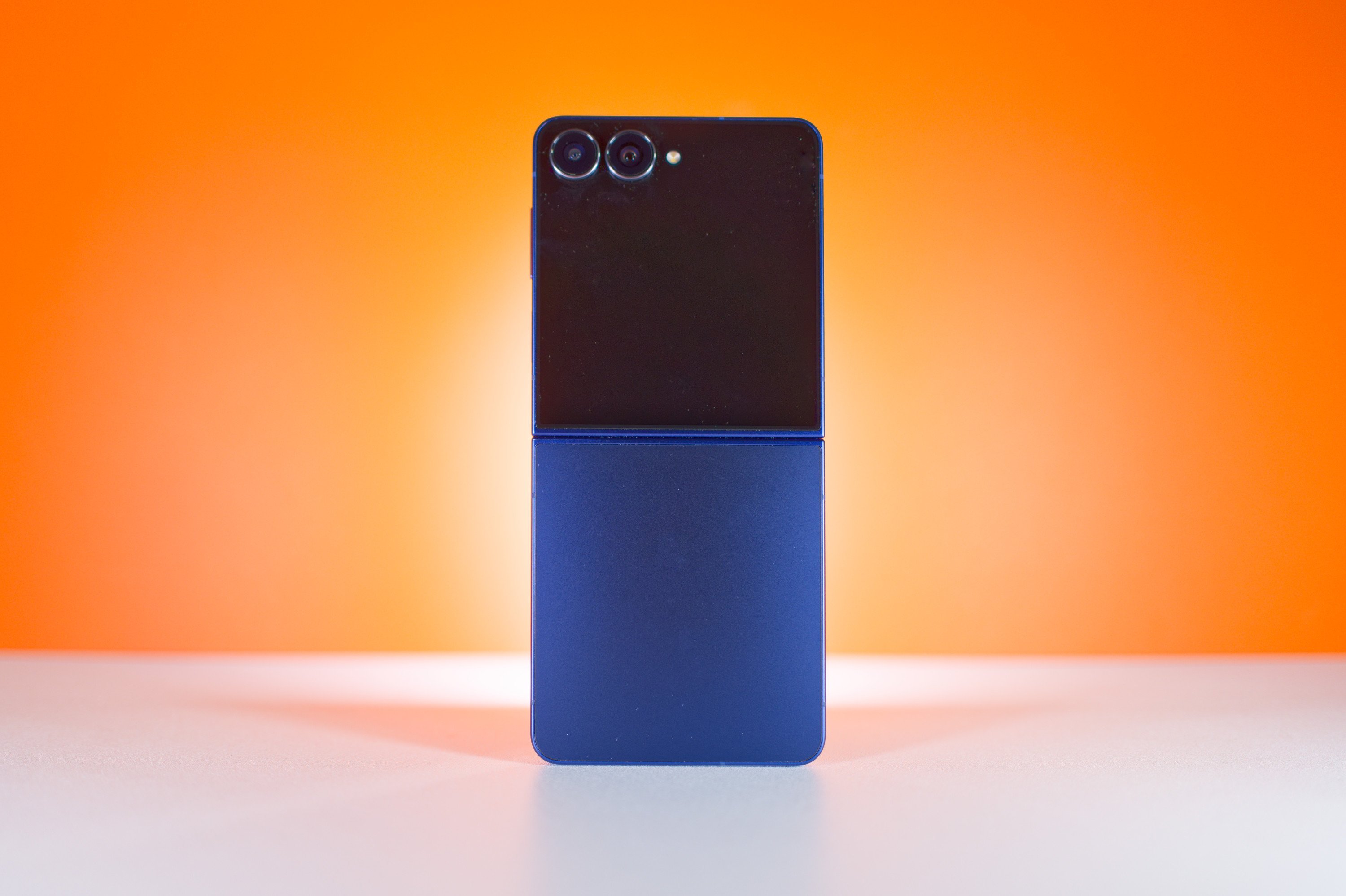 N'espérez pas de changement du côté de l'autonomie du Galaxy Z Flip 8. © Marc Mitrani pour Clubic