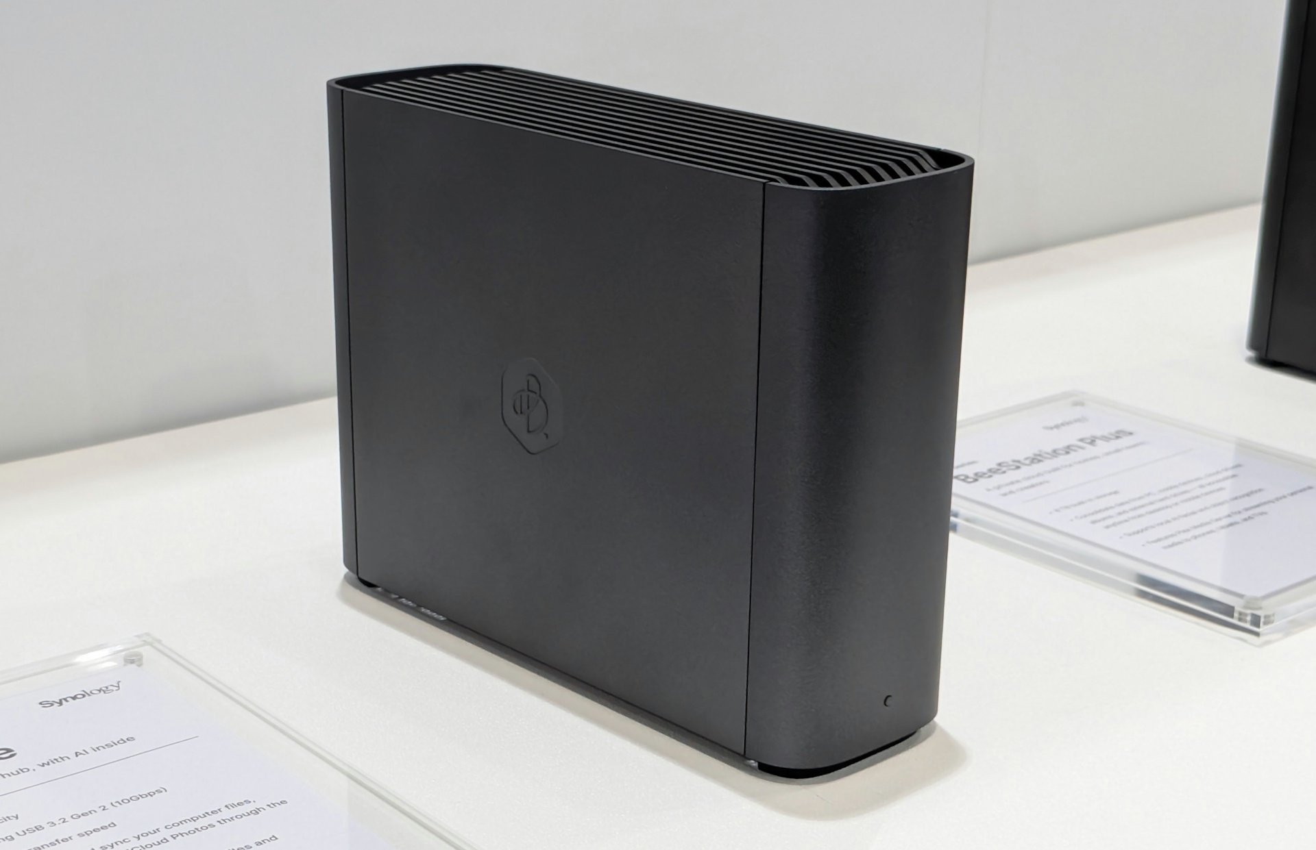 Ne vous fiez pas au visuel, le produit semble plus grand qu'il ne l'est réellement. Ses dimensions font 14,8 × 6,3 × 19,6 cm pour un poids de 1,3 kg. ©Nicolas Guyot pour Clubic