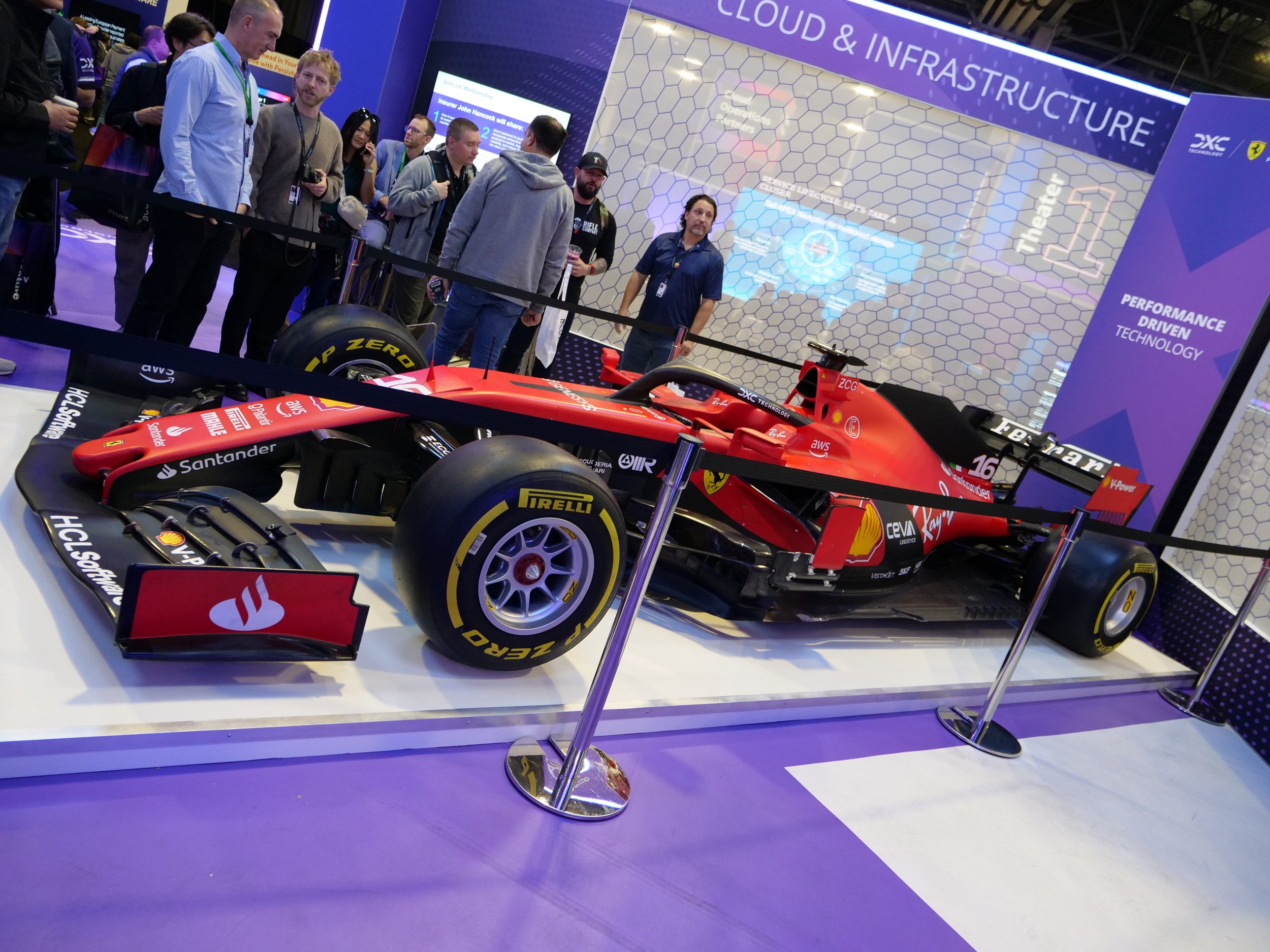 Une Formule 1 de l'écurie Ferrari (de 2021, pour les afficionados), à AWS re:Invent 2023 © Alexandre Boero / Clubic
