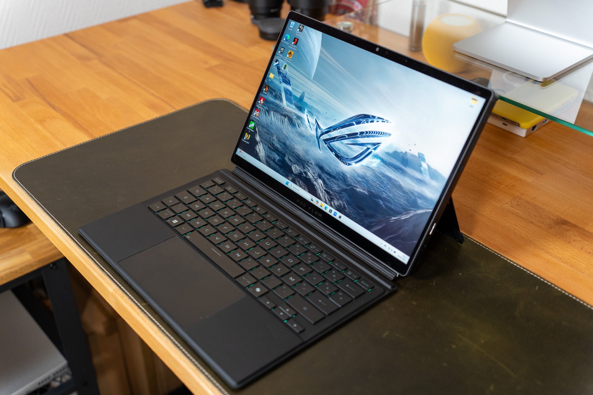 La Flow Z13 2025 avec son clavier RGB détachable connecté. ©Nathan Le Gohlisse pour Clubic