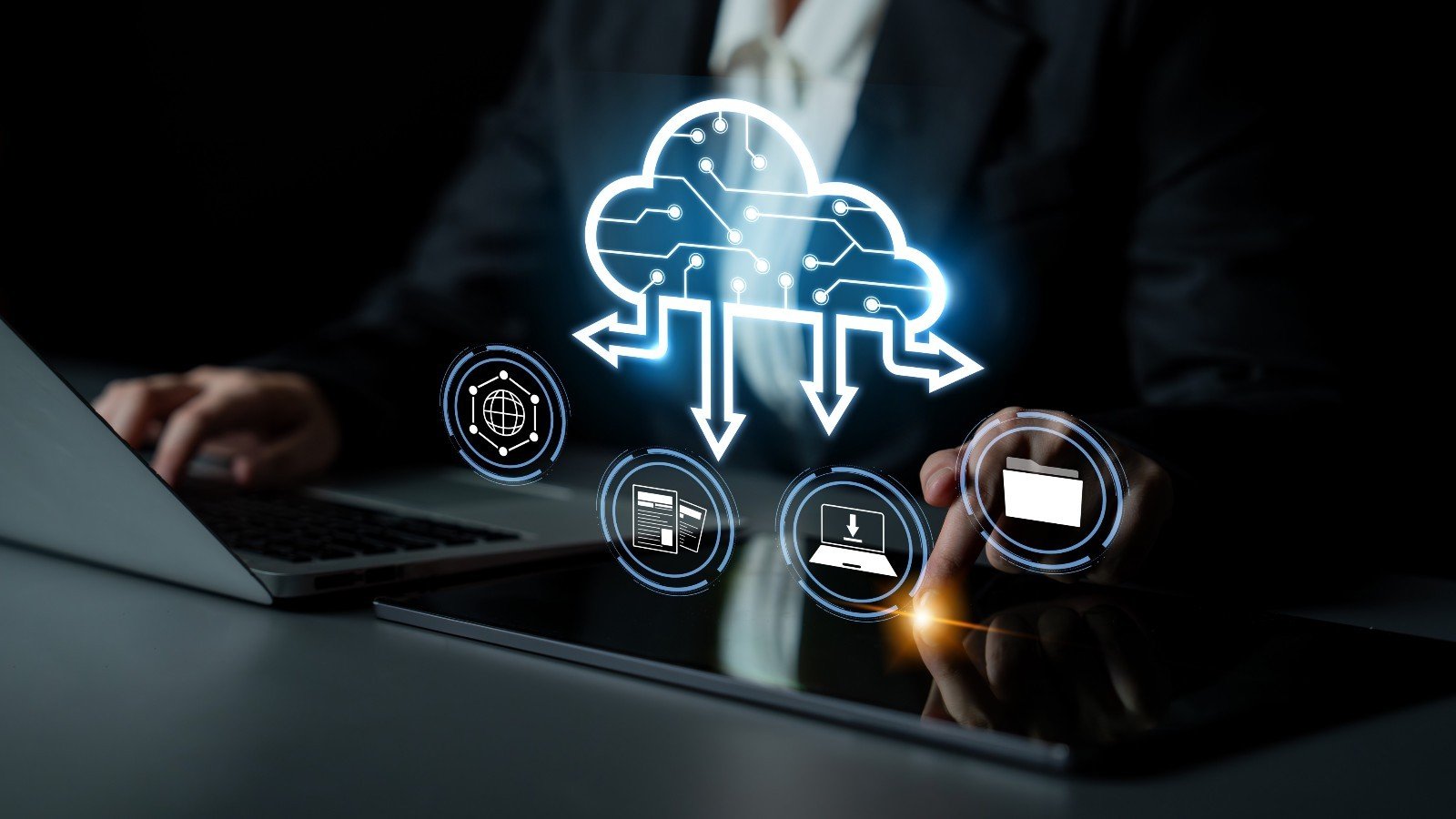 Avec le cloud, plus besoin de matériel sur place, ni d'entretien, ni de compétences techniques en interne. Avec un abonnement mensuel, vous avez accès à vos fichiers depuis n'importe où - ©Summit Art Creations / Shuttertstock
