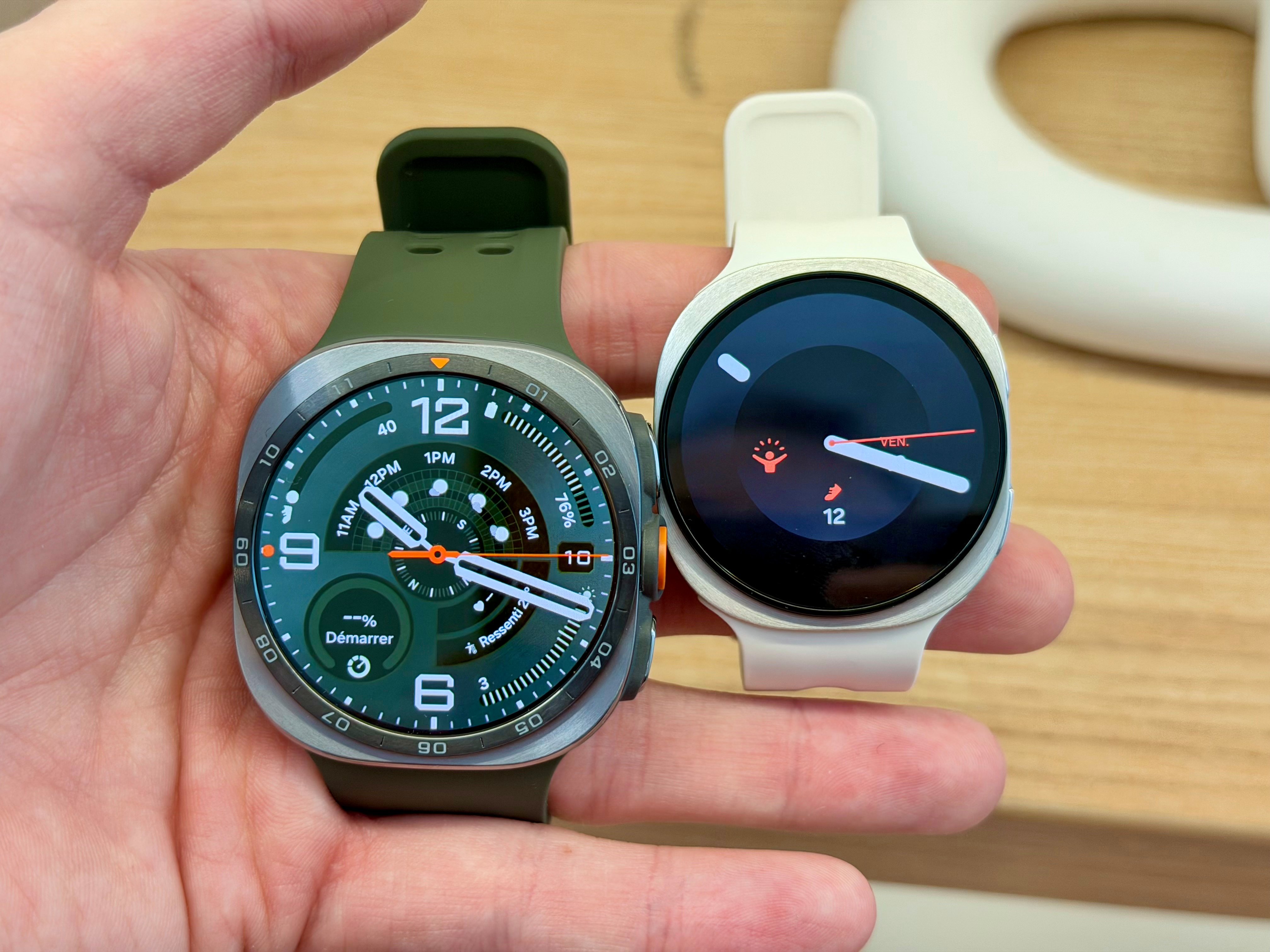 La Samsung Galaxy Watch Ultra 2 et la Galaxy Waych 9 ©Mathieu Grumiaux pour Clubic