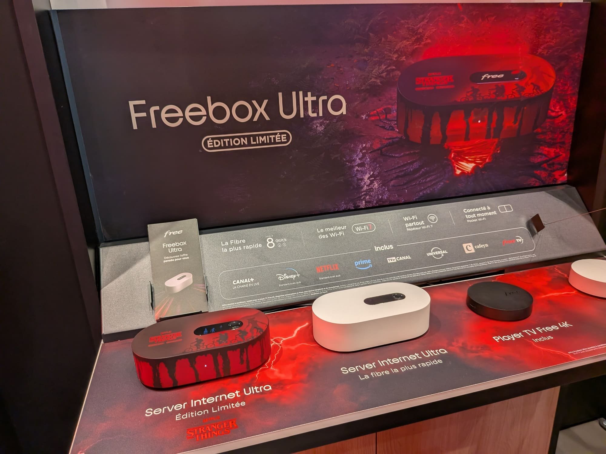 L'une à côté de l'autre, la Freebox Ultra version Stranger Things, et la version "classique". © Nicolas Guyot / Clubic