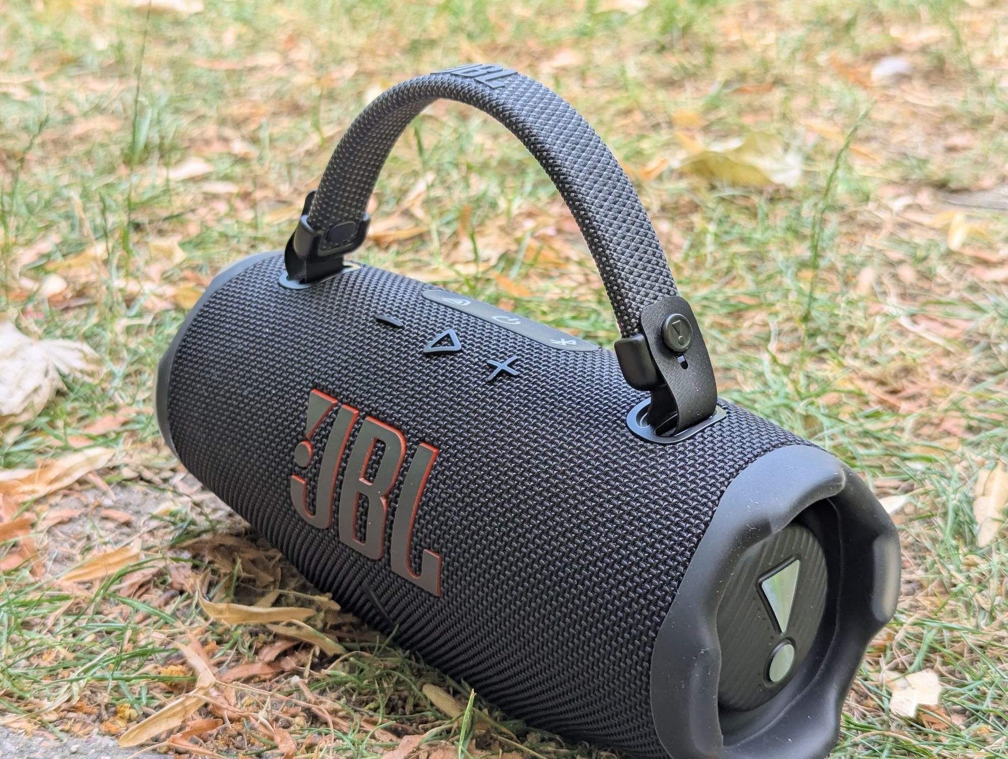 Classique, le design de la JBL Charge 6 est dans la lignée des précédents modèles, c'est à dire efficace et pas trop imposant. ©Guillaume Fourcadier pour Clubic