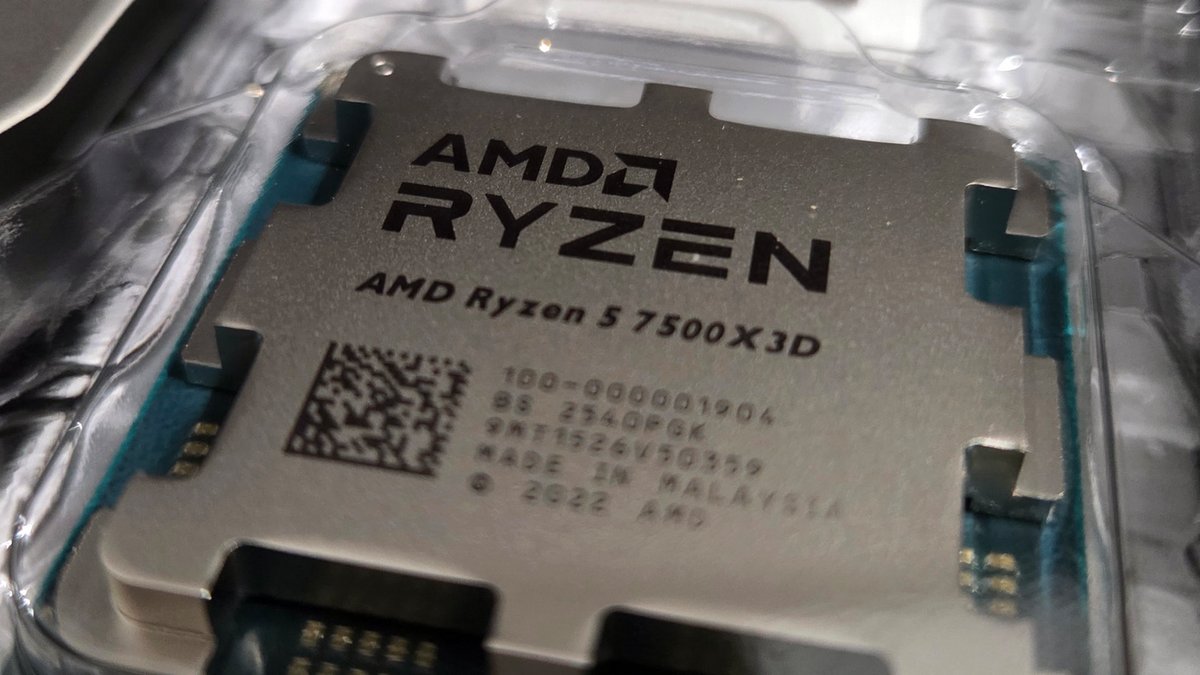 Gros plan sur notre Ryzen 5 7500X3D... même pas encore déballé ! ©Nerces pour Clubic
