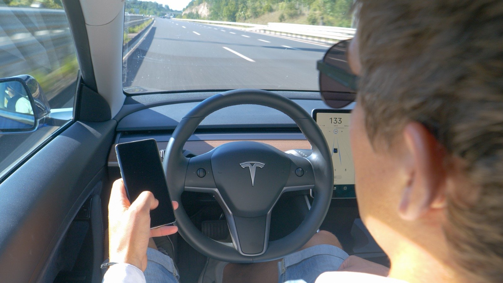 Tesla sort ses chiffres de sécurité pour défendre son FSD en Europe - ©Kittyfly / Shutterstock