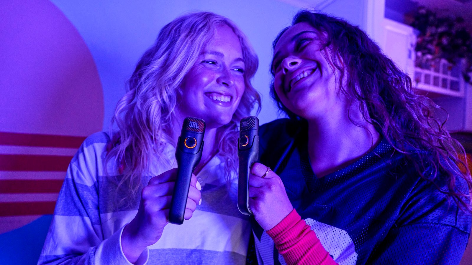 Avec l'EasySing Mic Mini, l'IA estompe automatiquement la piste vocale de vos morceaux préférés pendant que vous chantez. La star, désormais, c'est vous. ©JBL