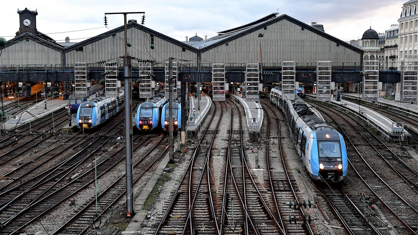 Des trains de banlieue à la gare de Paris-Saint-Lazare. ©Oliverouge 3 x Shutterstock