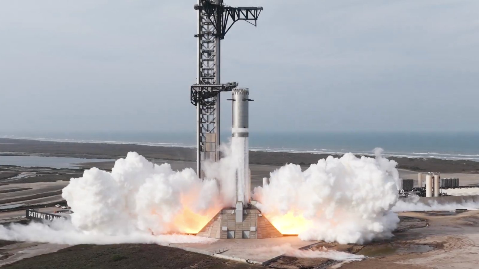Le Super Heavy lors d'un test statique. ©SpaceX