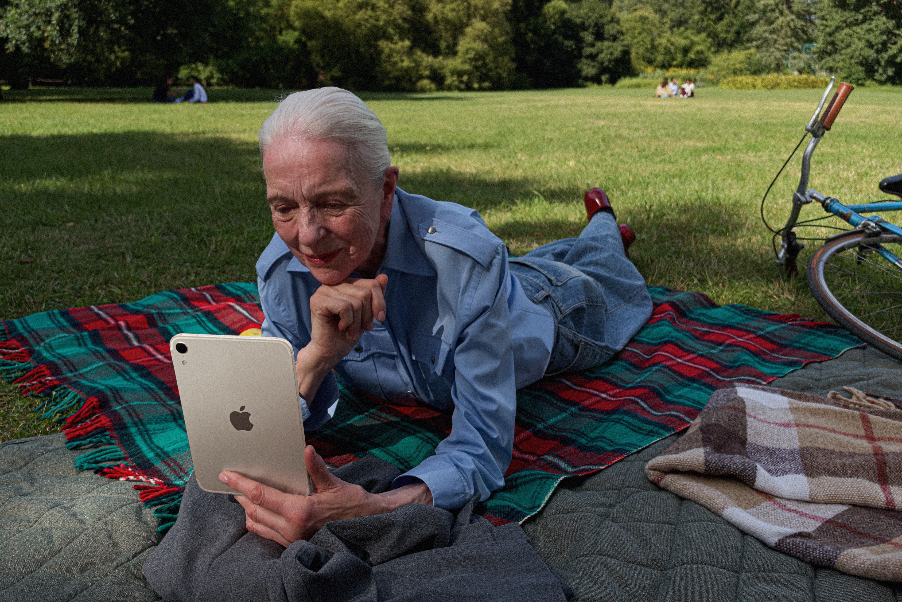 L'iPad au format idéal pour la lecture revient avec un nouvel écran OLED ©Apple