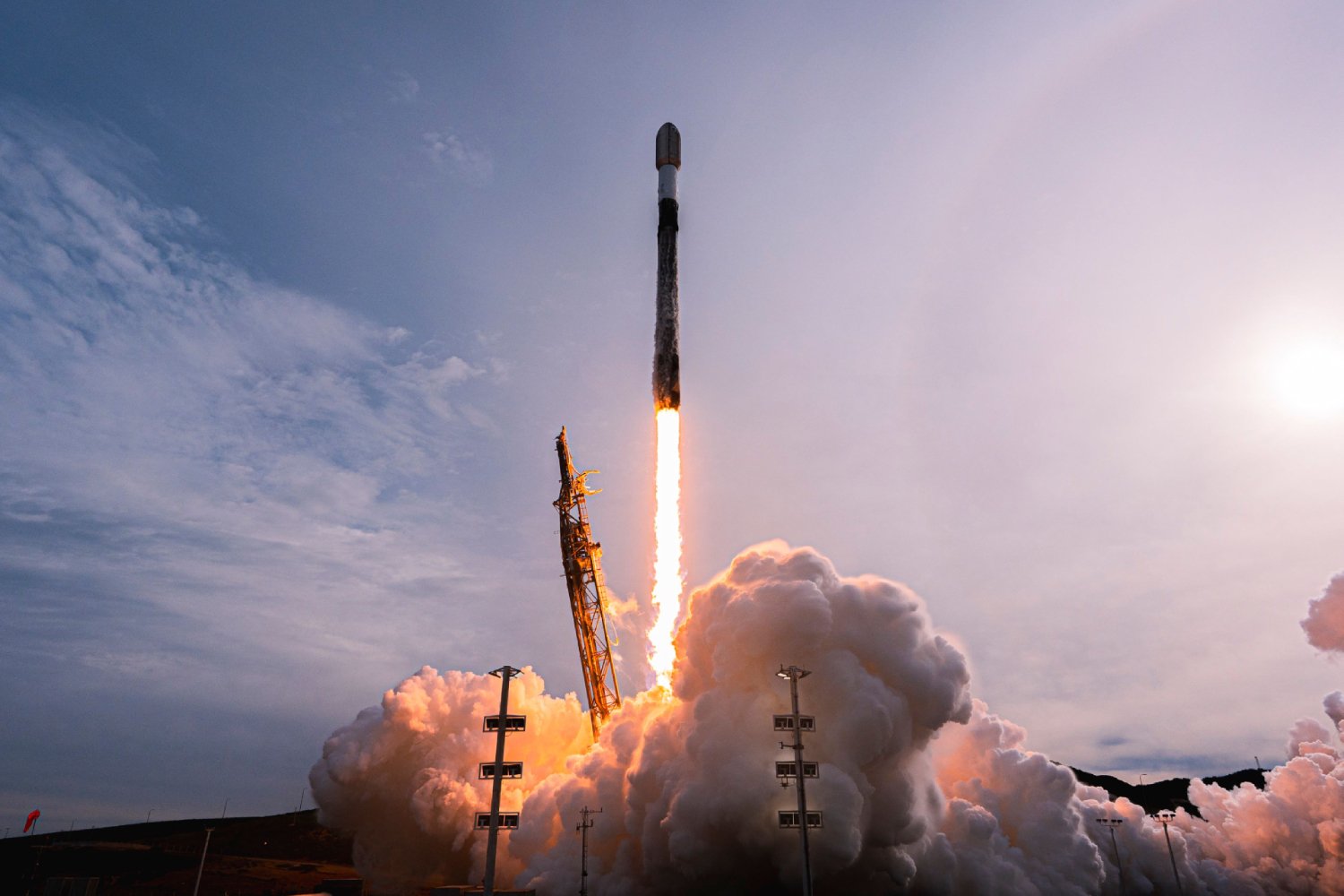 Une fusée Falcon 9 lance des satellites Starlink en orbite. ©SpaceX