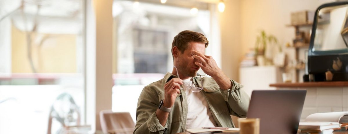 Entre le stress lié à la surcharge numérique et la connexion permanente, notre fatigue ne ressemble plus à une simple baisse de moral hivernale - ©Mix and Match Studio / Shutterstock